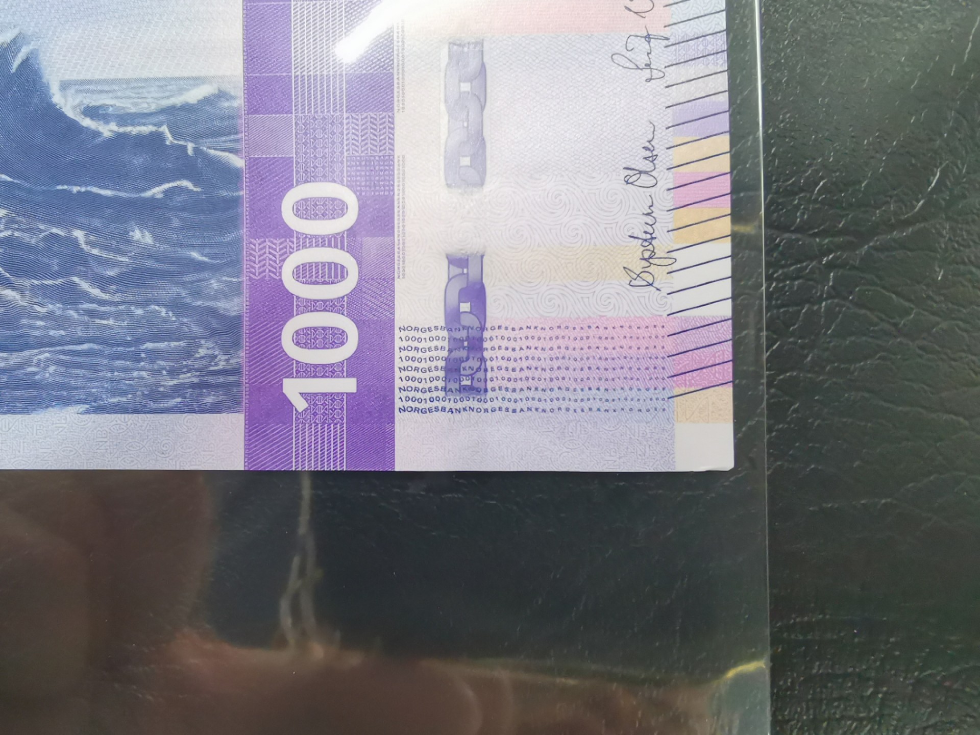 《张总和他的朋友们外币收藏》五一特别精品场 挪威1000克朗全新UNC尾1 2018年名誉品海浪 缺货品种 右下角出厂自带压痕 个人感觉不影响评级67E
