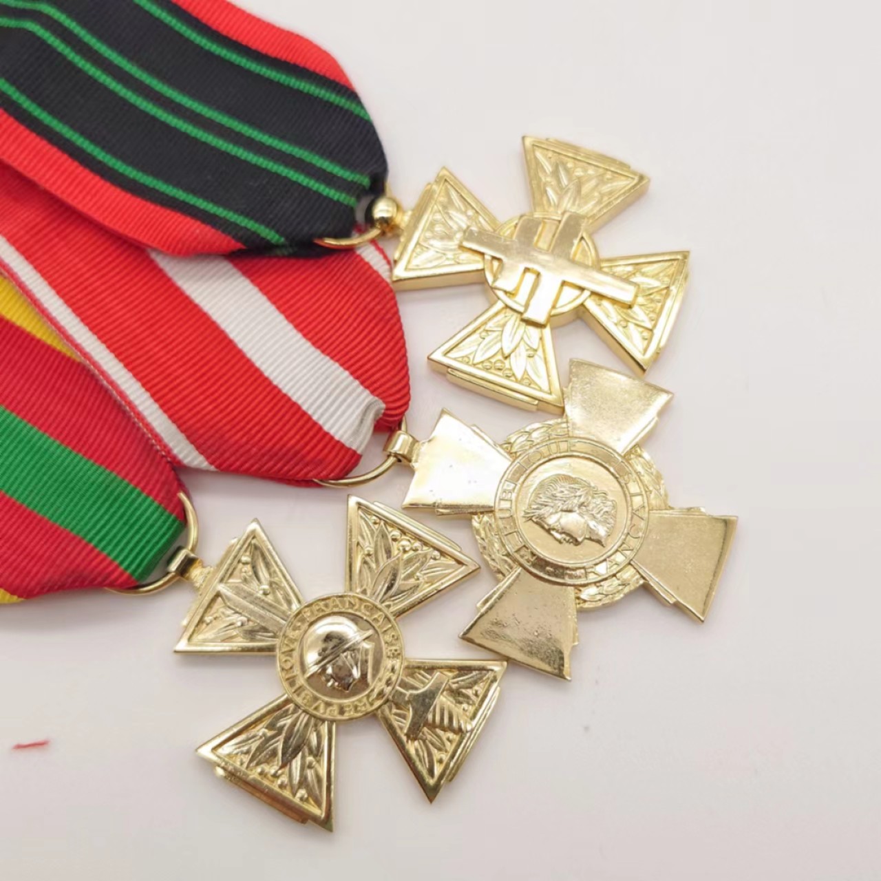 勋章奖章交易所4月30日群拍 法国十字奖章一组（战斗十字+志愿者战斗十字+志愿者抵抗战斗十字）