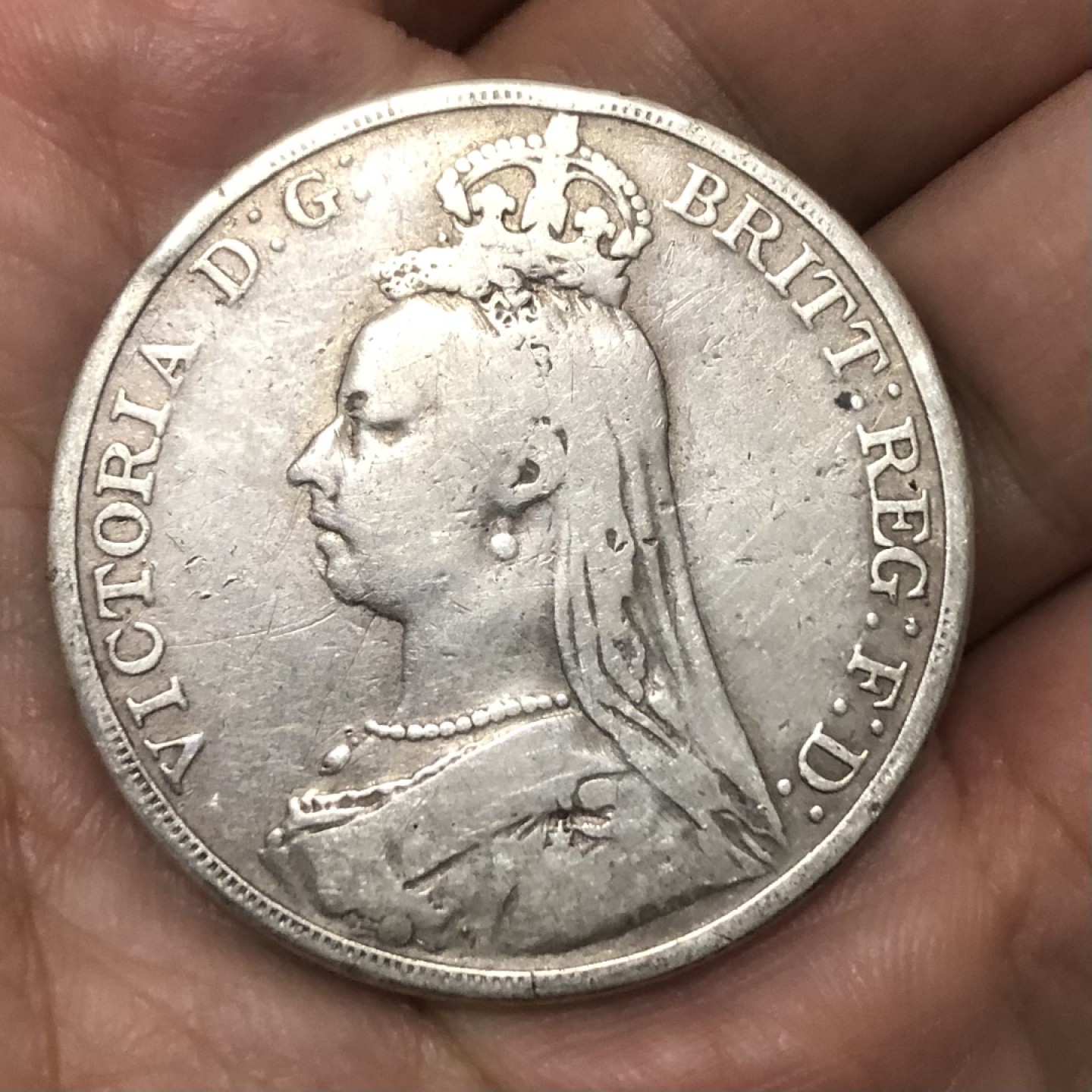 【保诚微拍】第28期 外国老银币【马剑、摩根主场】 英国 维多利亚女王 1890年 克朗 高冠版 马剑 大银币 （28克，92.5%银）XF-11