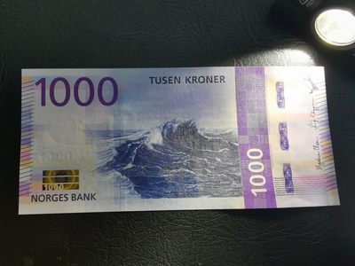 《张总和他的朋友们外币收藏》五一特别精品场 - 挪威1000克朗全新UNC尾9 2018年名誉品海浪 缺货品种 绝中绝品相适合评级个人感觉67E 绝到没朋友