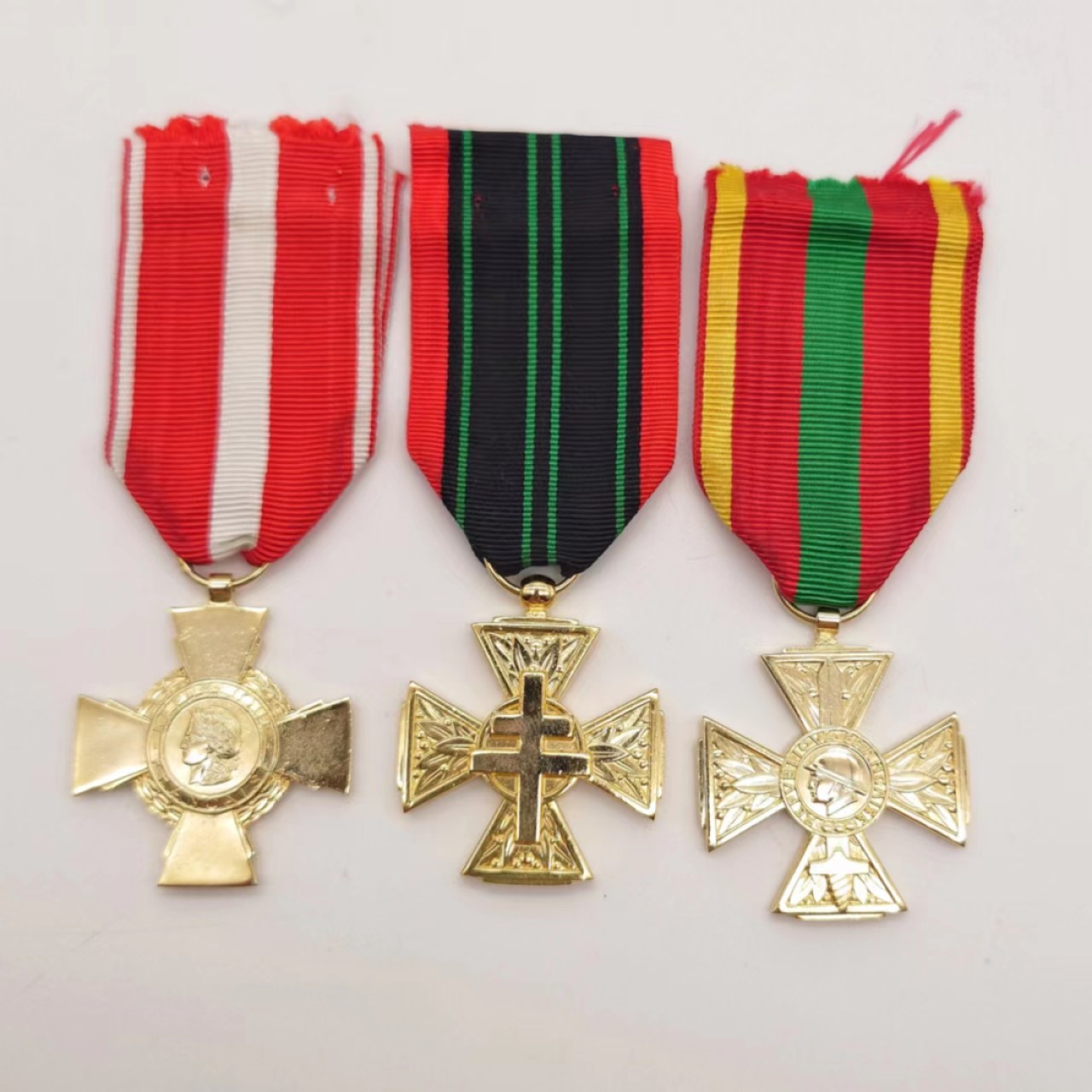 勋章奖章交易所4月30日群拍 法国十字奖章一组（战斗十字+志愿者战斗十字+志愿者抵抗战斗十字）