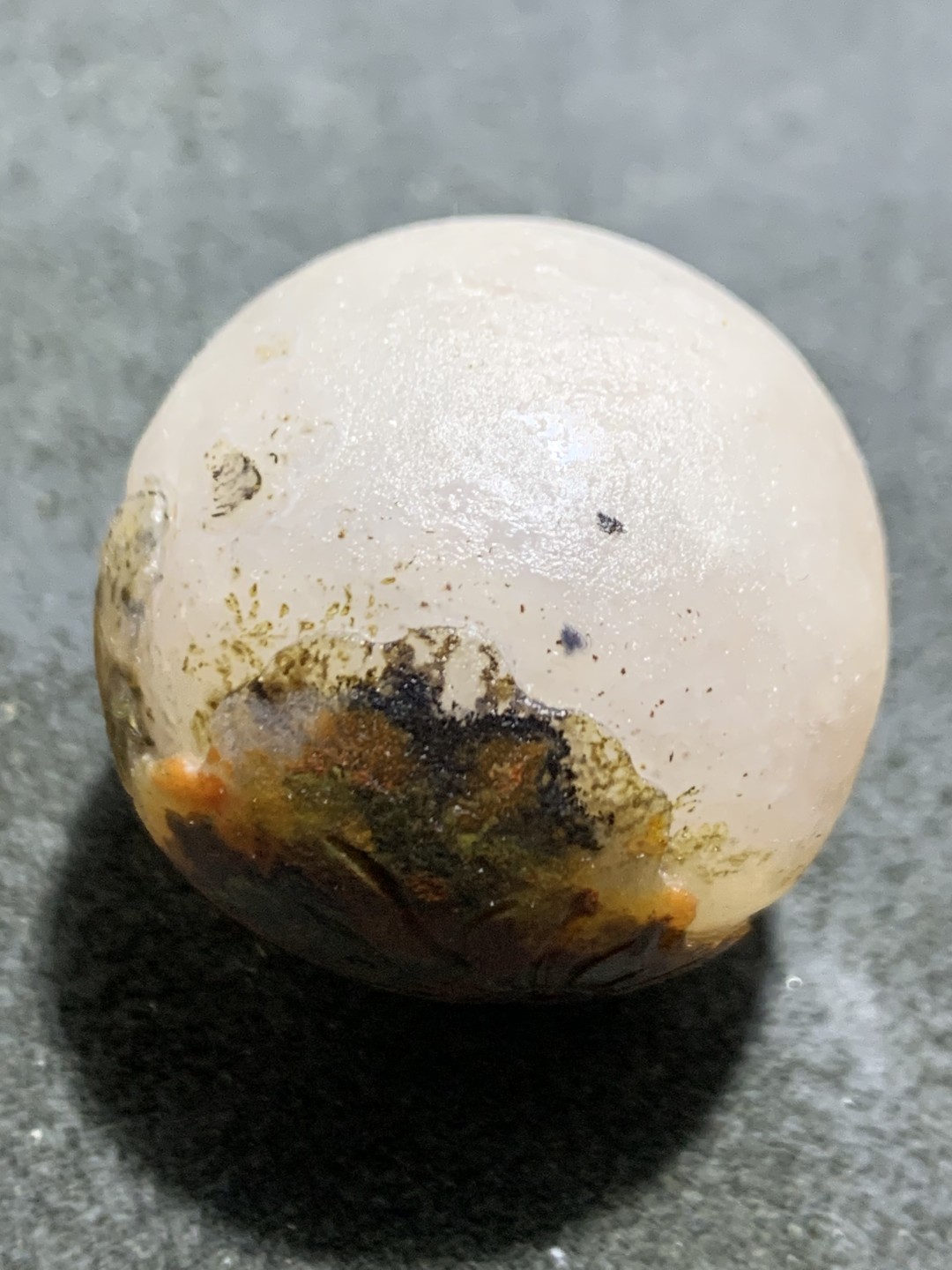 精美冰飘亚光战国红玛瑙巧雕莲年有鱼圆珠一个，