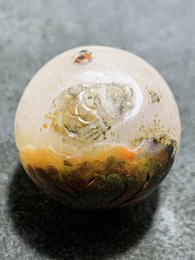 精美冰飘亚光战国红玛瑙巧雕莲年有鱼圆珠一个， - 精美冰飘亚光战国红玛瑙巧雕莲年有鱼圆珠一个，