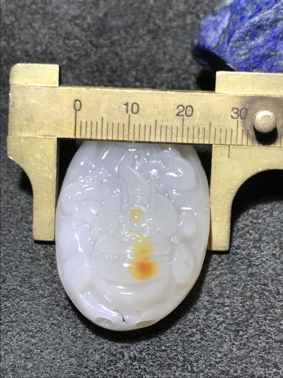 天然新疆三彩玉雕财神吊坠(把件)一个，