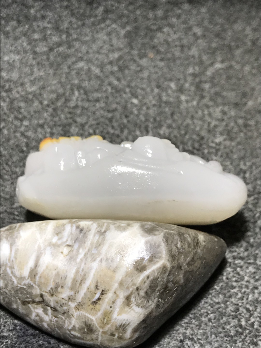 天然新疆三彩玉雕财神吊坠(把件)一个，