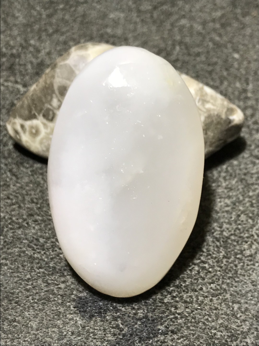 天然新疆三彩玉雕财神吊坠(把件)一个，