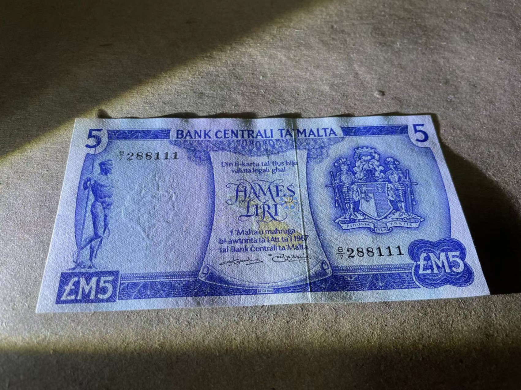 【Blue Auction】✨世界纸币精拍第180期（共73拍） 【111豹子号少见】马耳他 彩背 1967年5里拉 品相如图 精美