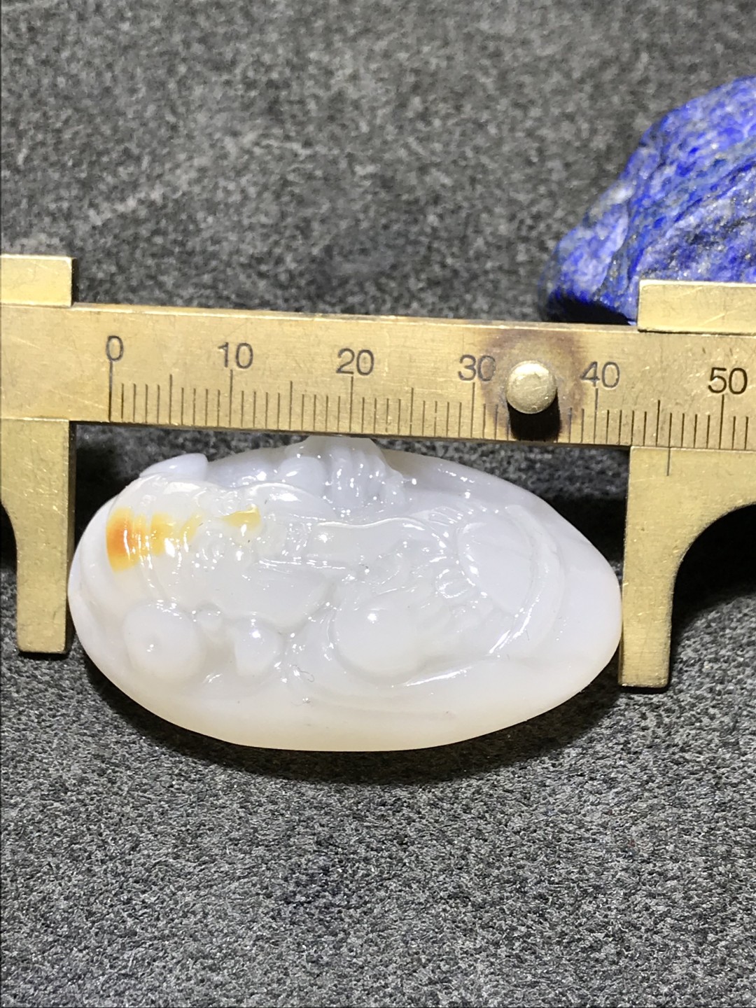 天然新疆三彩玉雕财神吊坠(把件)一个，