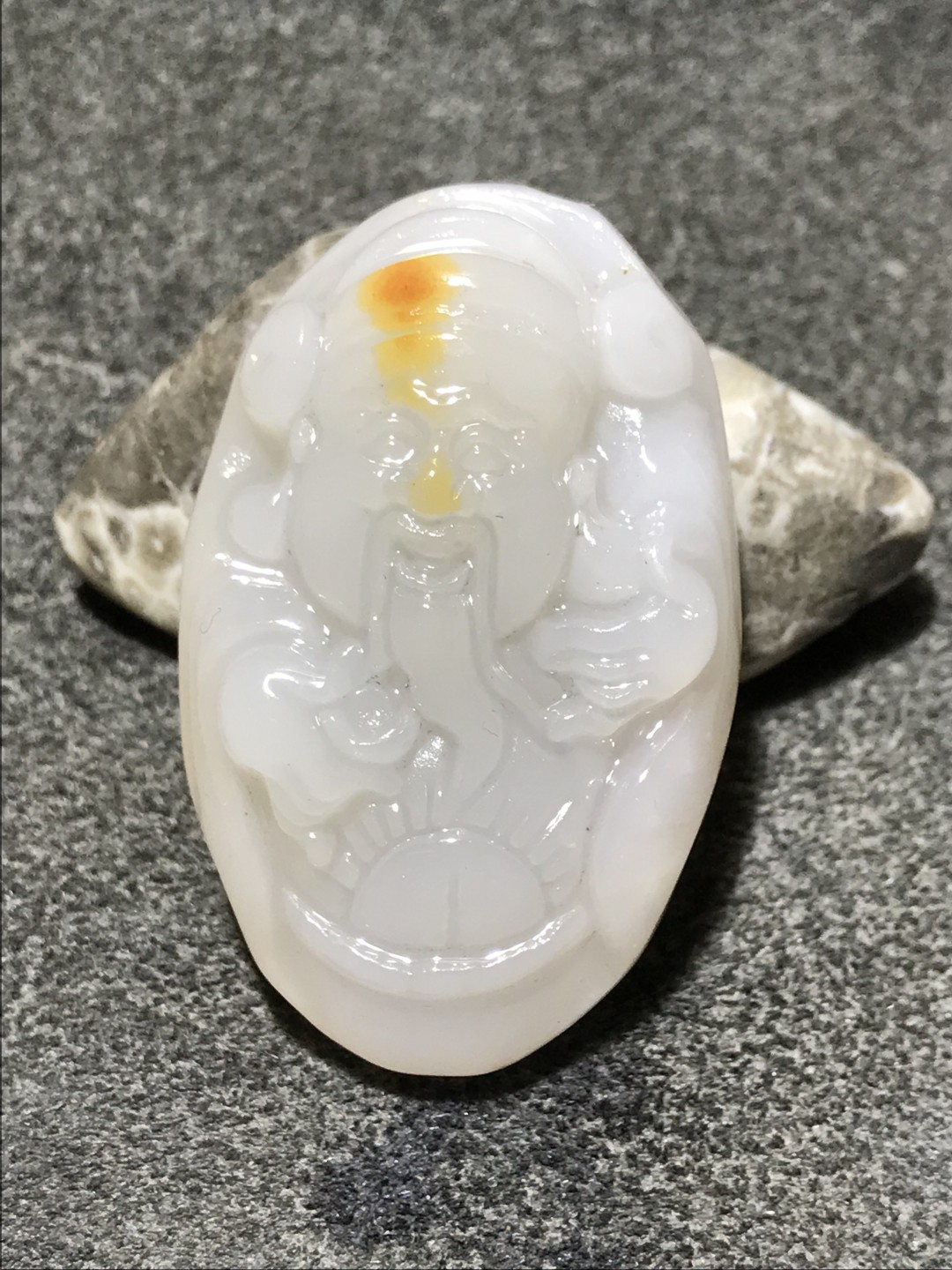 天然新疆三彩玉雕财神吊坠(把件)一个，