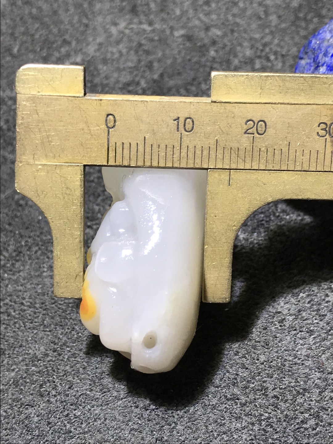天然新疆三彩玉雕财神吊坠(把件)一个，