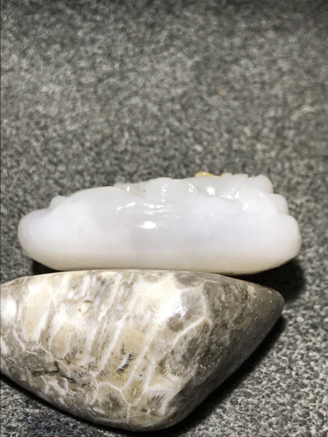 天然新疆三彩玉雕财神吊坠(把件)一个，