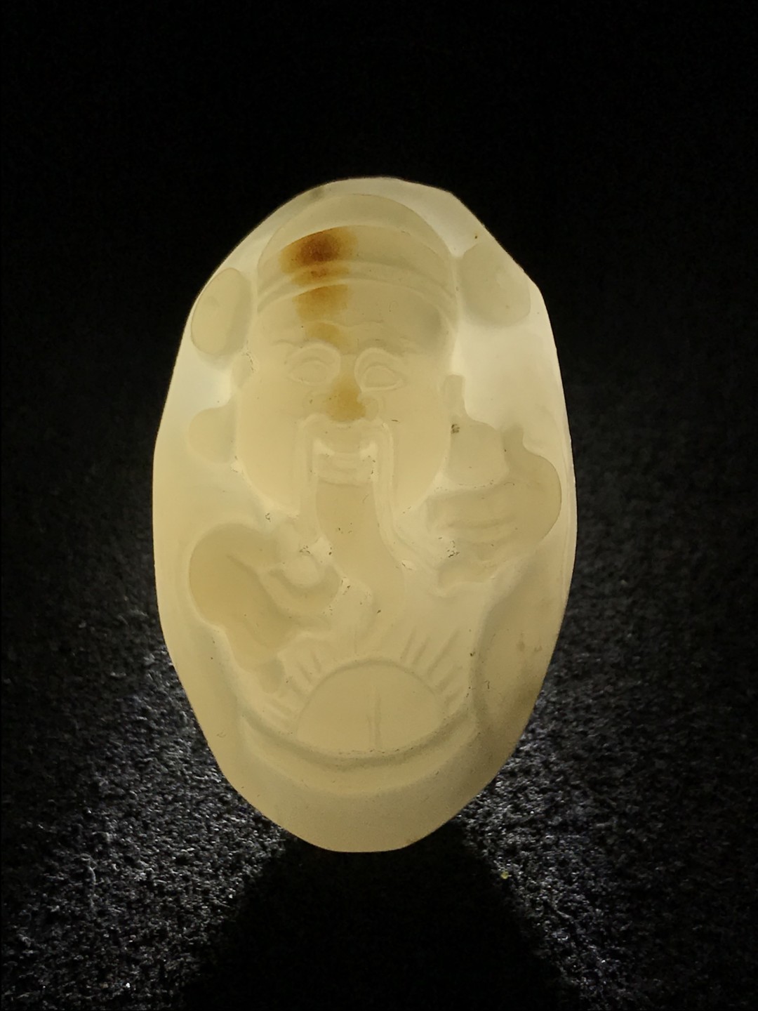 天然新疆三彩玉雕财神吊坠(把件)一个，