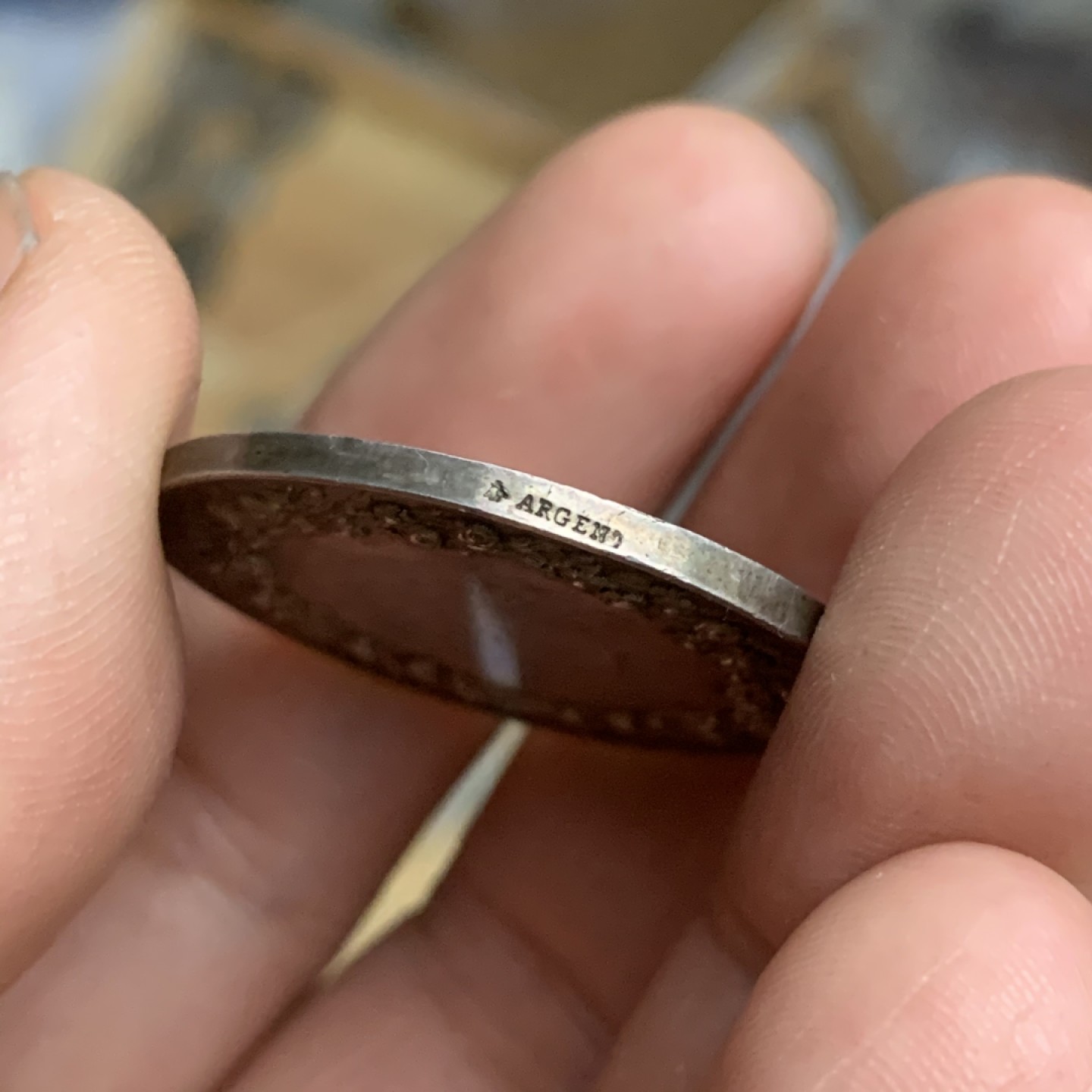 《竞宝斋》第53场（献给最美的劳动者，祝五一快乐！）-本周日，周一2场连拍（全场不限金额包邮） 法国 1860-1879年 银质婚章 11克 30.5mm直径 蜜蜂边铭银标 神龛上的圣母抱婴都非常的清晰