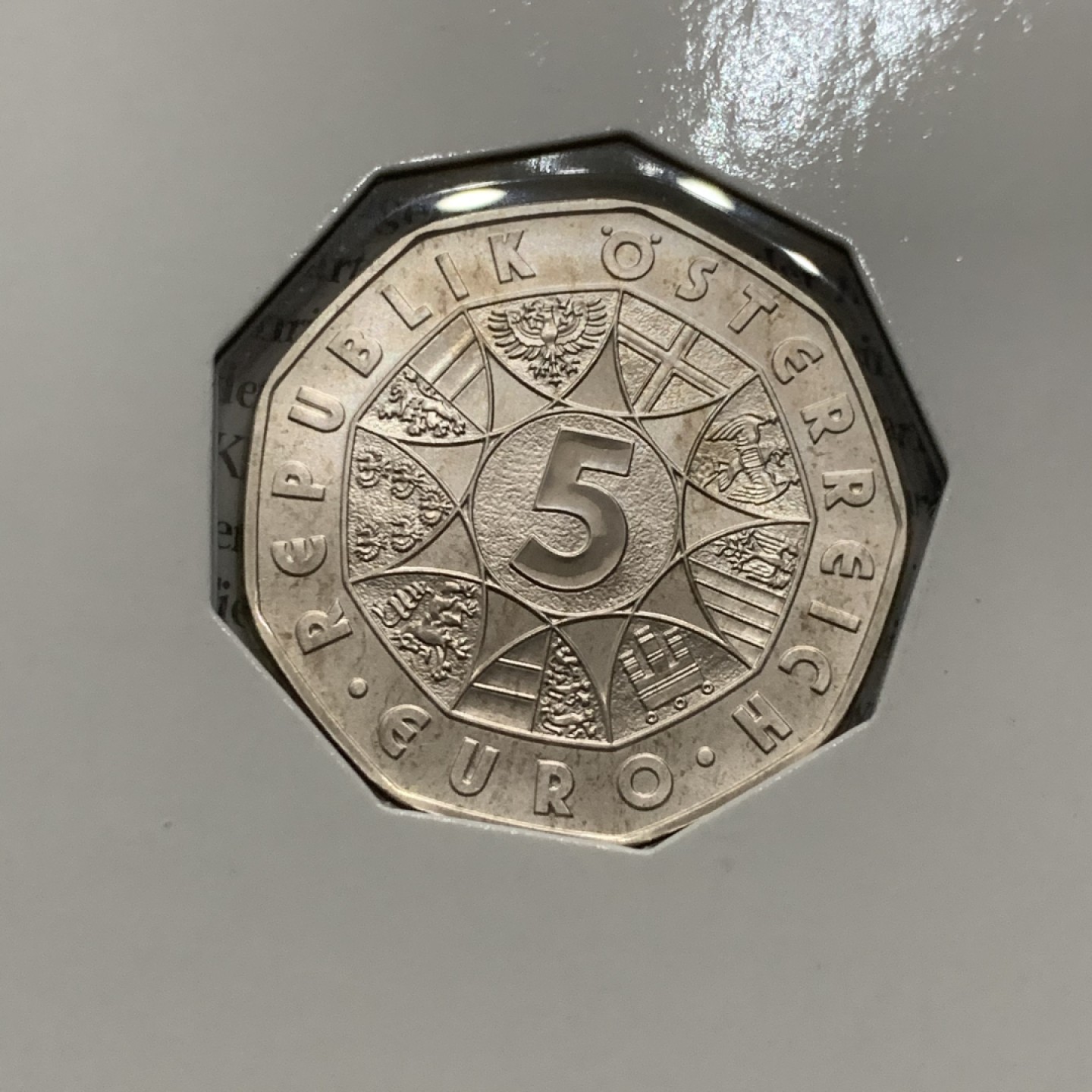 《竞宝斋》第53场（献给最美的劳动者，祝五一快乐！）-本周日，周一2场连拍（全场不限金额包邮） 2002年 奥地利 5欧元 银币 维也纳动物园250周年卡装