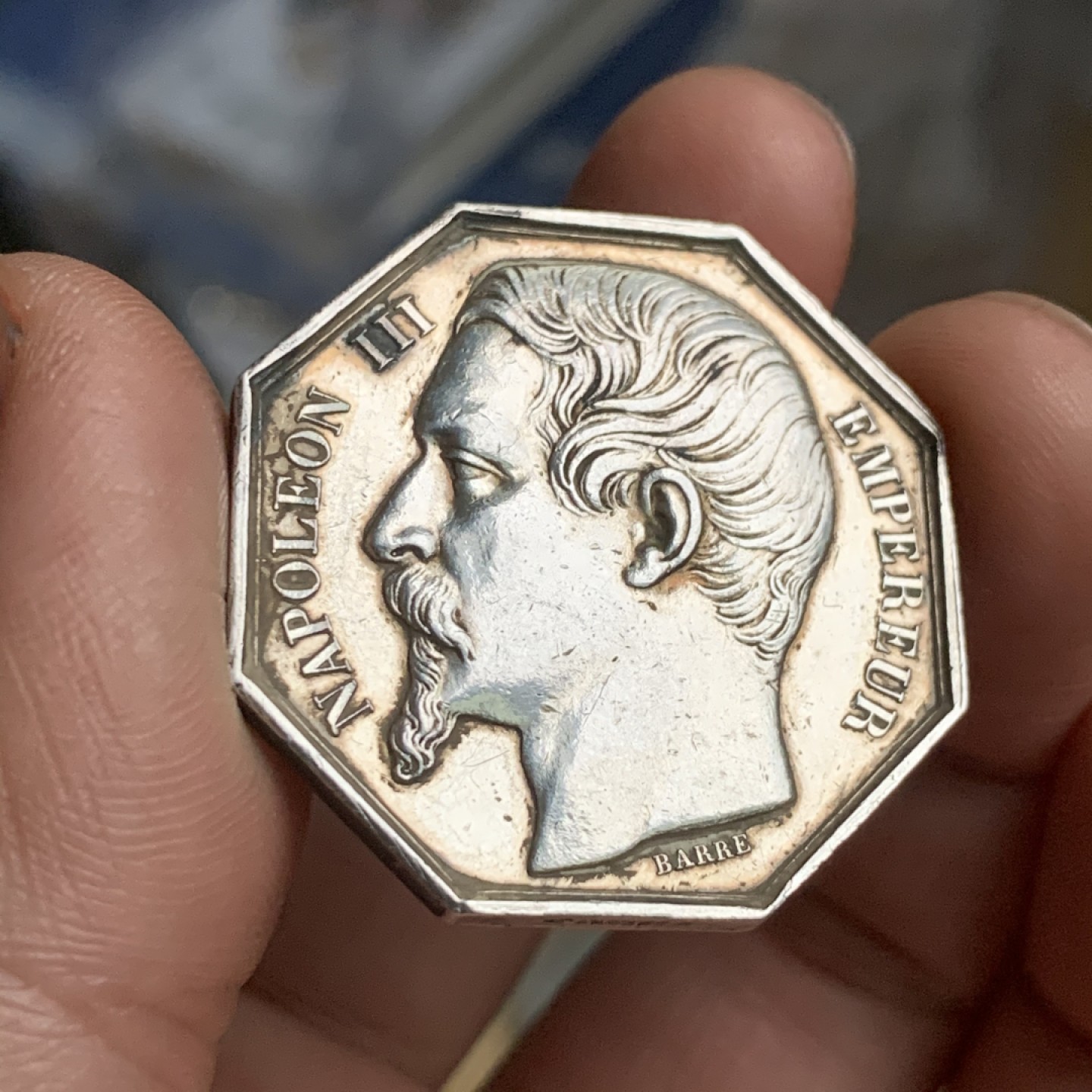 《竞宝斋》第53场（献给最美的劳动者，祝五一快乐！）-本周日，周一2场连拍（全场不限金额包邮） 法国 巴黎 拿三 八角银质代币 19克，对角直径35.2mm 手指铭 银标 1845-1860年 少见品种