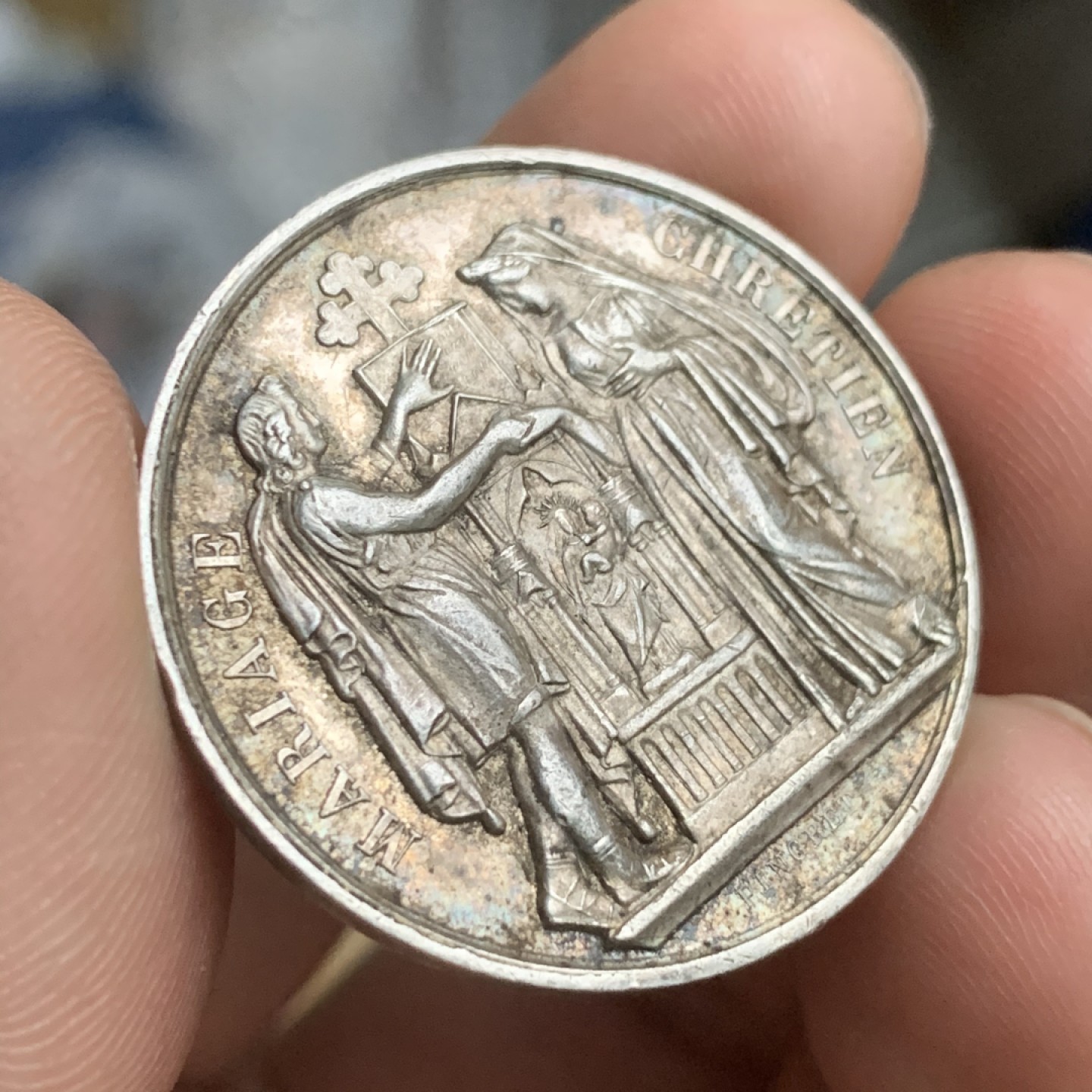 《竞宝斋》第53场（献给最美的劳动者，祝五一快乐！）-本周日，周一2场连拍（全场不限金额包邮） 法国 1860-1879年 银质婚章 11克 30.5mm直径 蜜蜂边铭银标 神龛上的圣母抱婴都非常的清晰