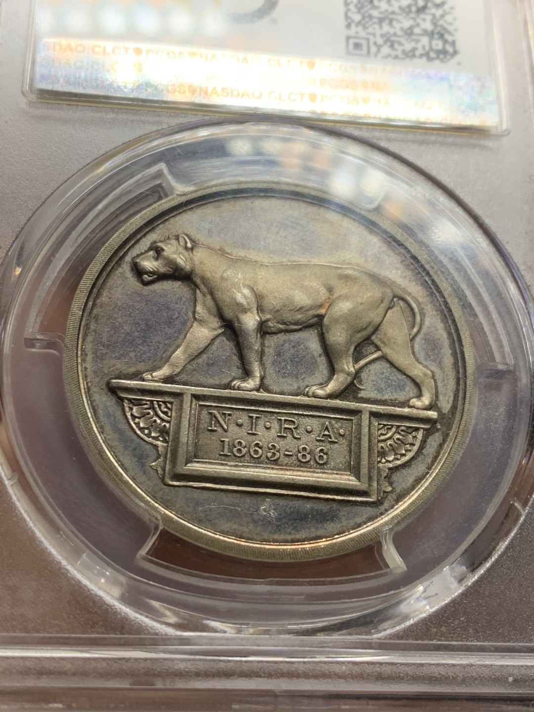 《竞宝斋》第53场（献给最美的劳动者，祝五一快乐！）-本周日，周一2场连拍（全场不限金额包邮） PCGS SP64 PCGS唯一冠军分 带红色原盒。英属印度 1921年 陆军步枪协会银奖章  J.Pinches名家作品 底板PL强烈 双面带彩 对狮子的刻画 矫健有力 栩栩如生 宛如活物