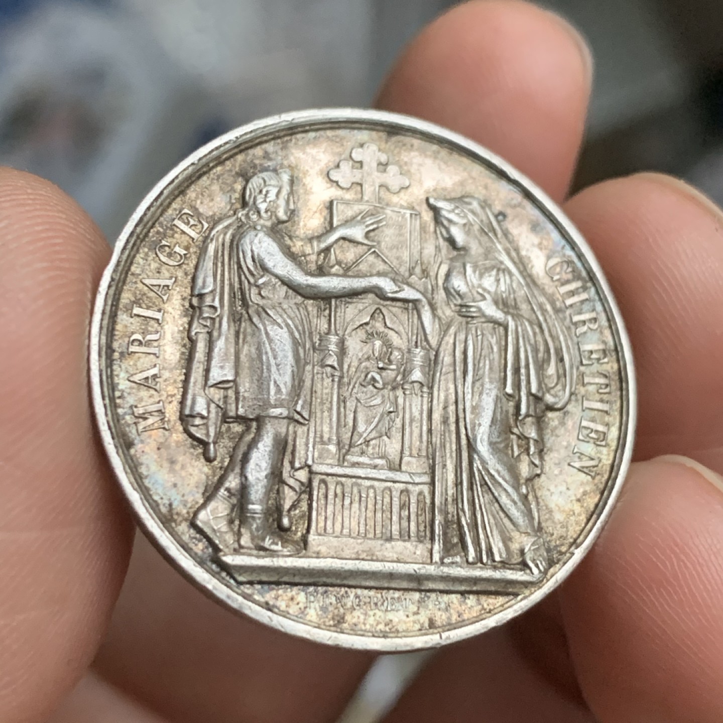 《竞宝斋》第53场（献给最美的劳动者，祝五一快乐！）-本周日，周一2场连拍（全场不限金额包邮） 法国 1860-1879年 银质婚章 11克 30.5mm直径 蜜蜂边铭银标 神龛上的圣母抱婴都非常的清晰