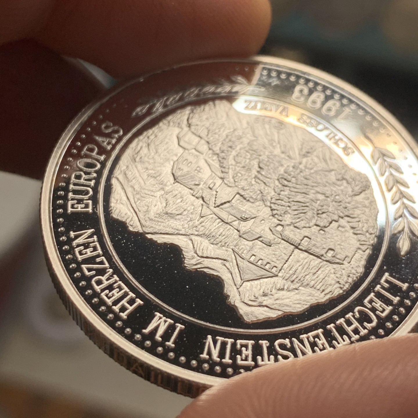 《竞宝斋》第53场（献给最美的劳动者，祝五一快乐！）-本周日，周一2场连拍（全场不限金额包邮） 列支敦士登1993年瓦杜兹城堡纪念20埃居精制大银币   999银，直径38.61mm，重量31.103g