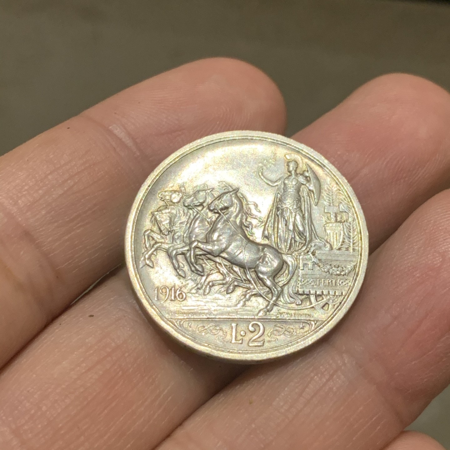 《竞宝斋》第53场（献给最美的劳动者，祝五一快乐！）-本周日，周一2场连拍（全场不限金额包邮） 意大利 1916年 马车 2里拉 银币 热门品种 细节非常的好 发须清晰