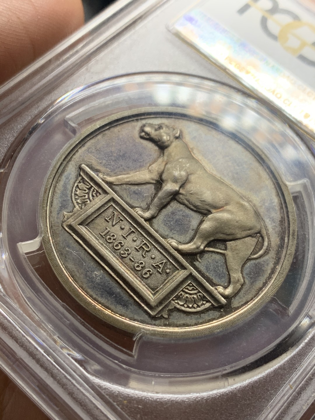 《竞宝斋》第53场（献给最美的劳动者，祝五一快乐！）-本周日，周一2场连拍（全场不限金额包邮） PCGS SP64 PCGS唯一冠军分 带红色原盒。英属印度 1921年 陆军步枪协会银奖章  J.Pinches名家作品 底板PL强烈 双面带彩 对狮子的刻画 矫健有力 栩栩如生 宛如活物