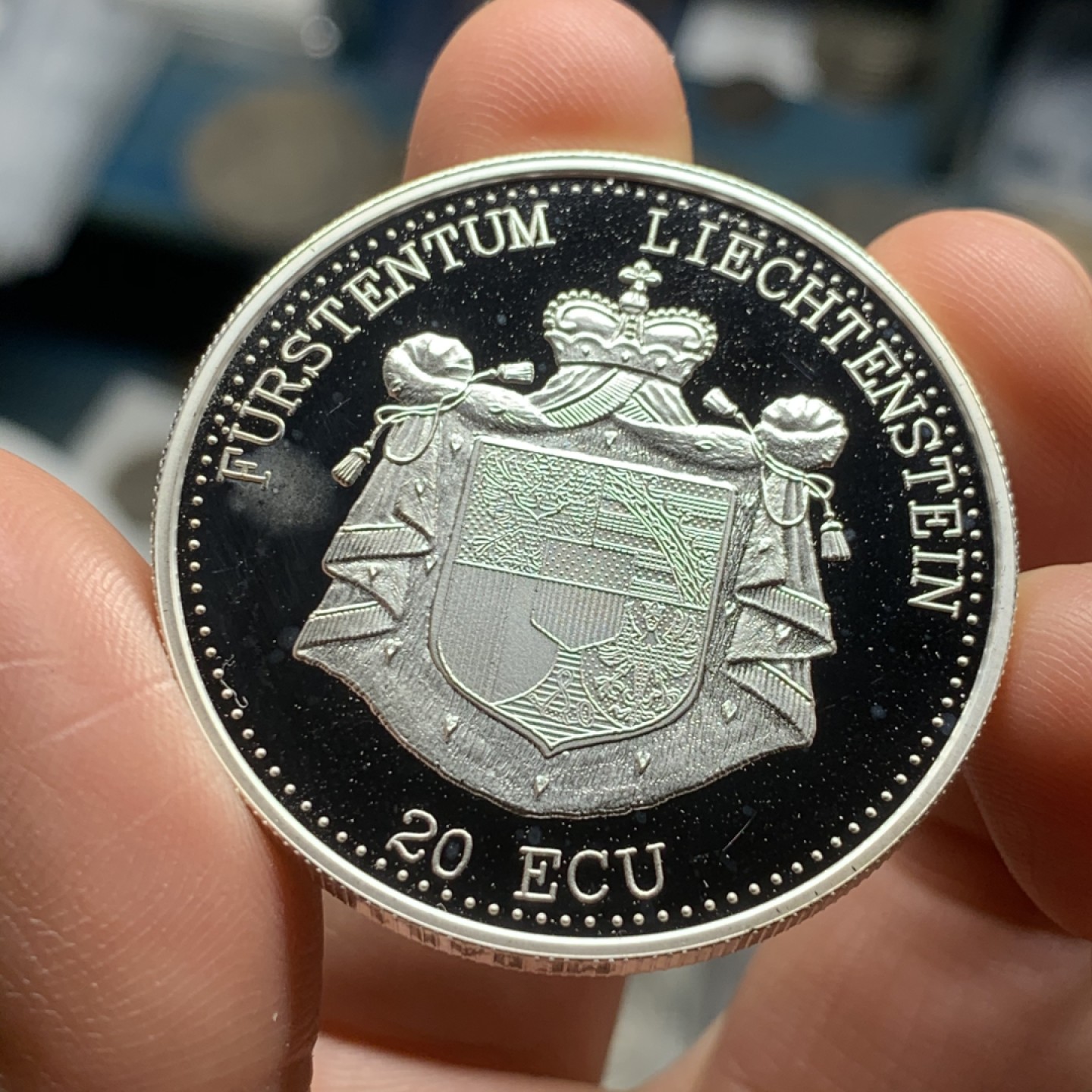 《竞宝斋》第53场（献给最美的劳动者，祝五一快乐！）-本周日，周一2场连拍（全场不限金额包邮） 列支敦士登1993年瓦杜兹城堡纪念20埃居精制大银币   999银，直径38.61mm，重量31.103g