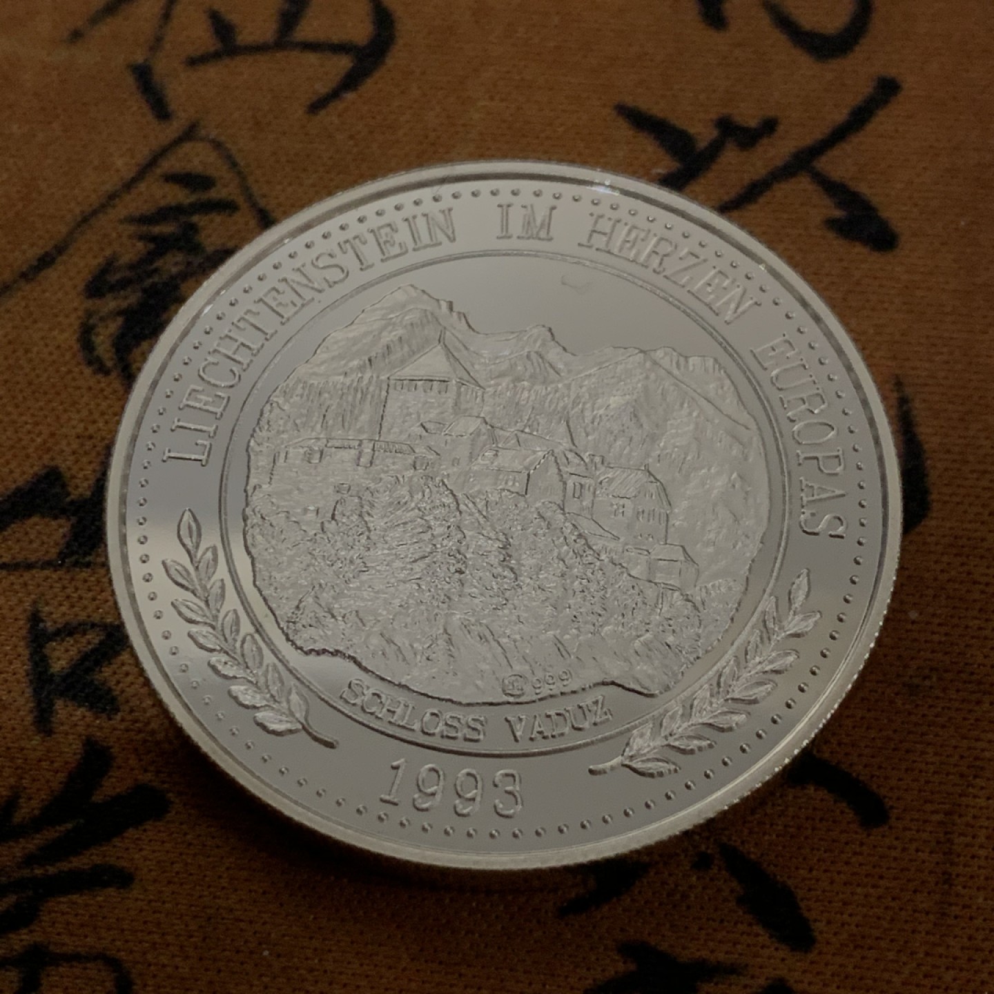 《竞宝斋》第53场（献给最美的劳动者，祝五一快乐！）-本周日，周一2场连拍（全场不限金额包邮） 列支敦士登1993年瓦杜兹城堡纪念20埃居精制大银币   999银，直径38.61mm，重量31.103g