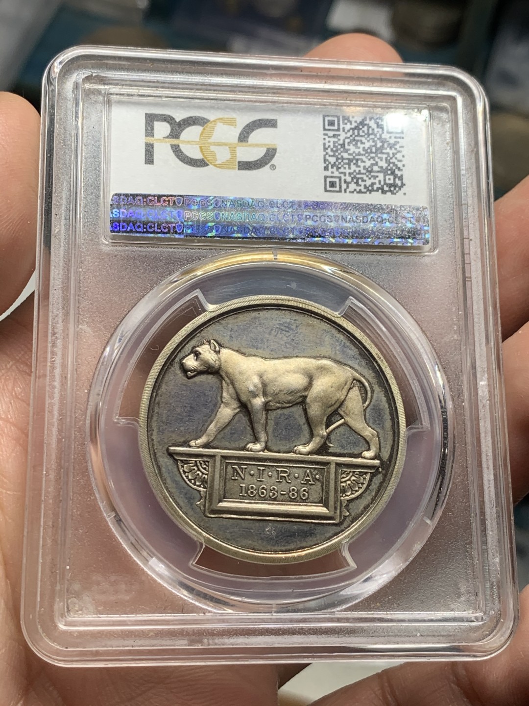 《竞宝斋》第53场（献给最美的劳动者，祝五一快乐！）-本周日，周一2场连拍（全场不限金额包邮） PCGS SP64 PCGS唯一冠军分 带红色原盒。英属印度 1921年 陆军步枪协会银奖章  J.Pinches名家作品 底板PL强烈 双面带彩 对狮子的刻画 矫健有力 栩栩如生 宛如活物