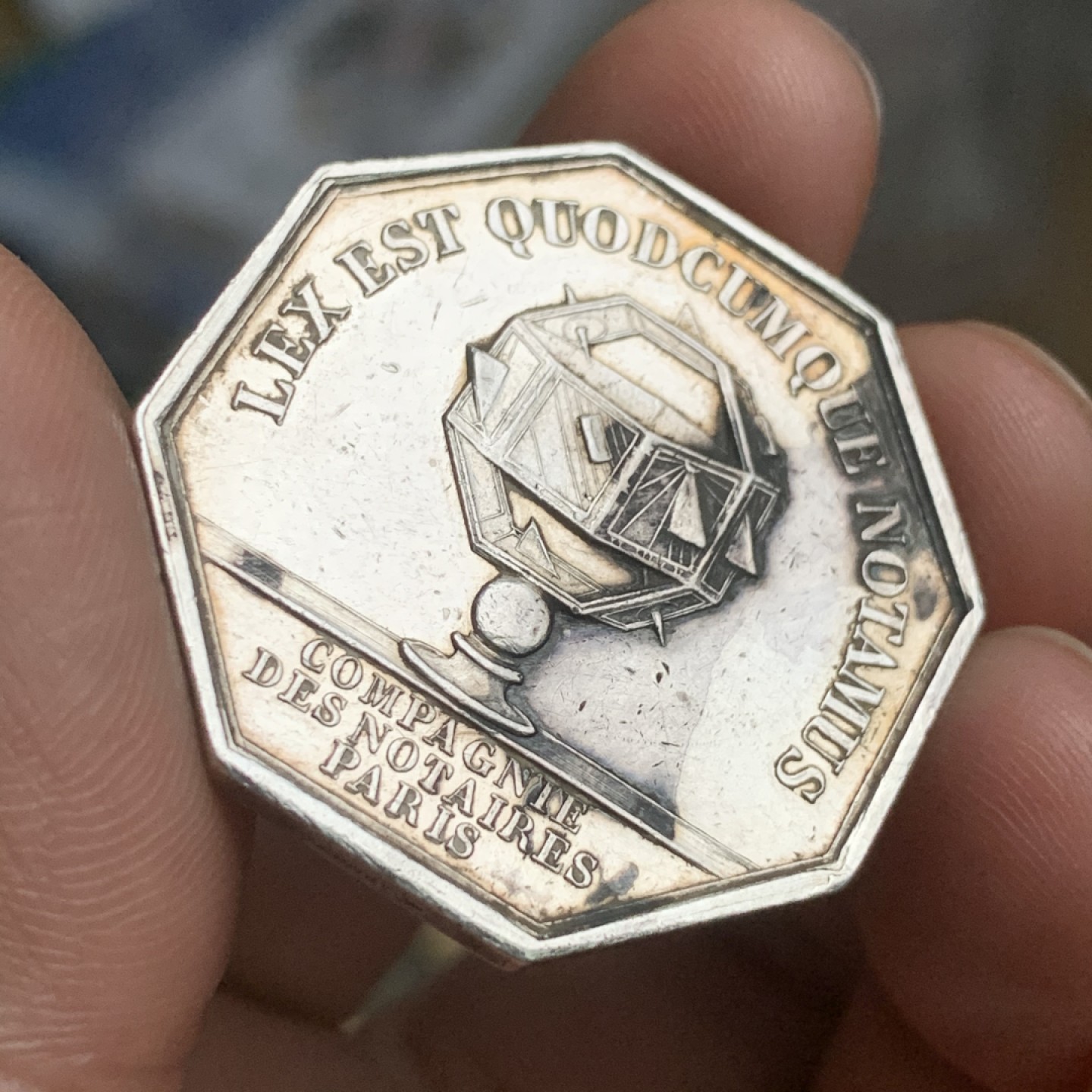 《竞宝斋》第53场（献给最美的劳动者，祝五一快乐！）-本周日，周一2场连拍（全场不限金额包邮） 法国 巴黎 拿三 八角银质代币 19克，对角直径35.2mm 手指铭 银标 1845-1860年 少见品种