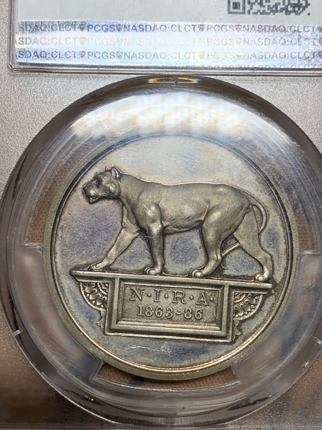 《竞宝斋》第53场（献给最美的劳动者，祝五一快乐！）-本周日，周一2场连拍（全场不限金额包邮） PCGS SP64 PCGS唯一冠军分 带红色原盒。英属印度 1921年 陆军步枪协会银奖章  J.Pinches名家作品 底板PL强烈 双面带彩 对狮子的刻画 矫健有力 栩栩如生 宛如活物