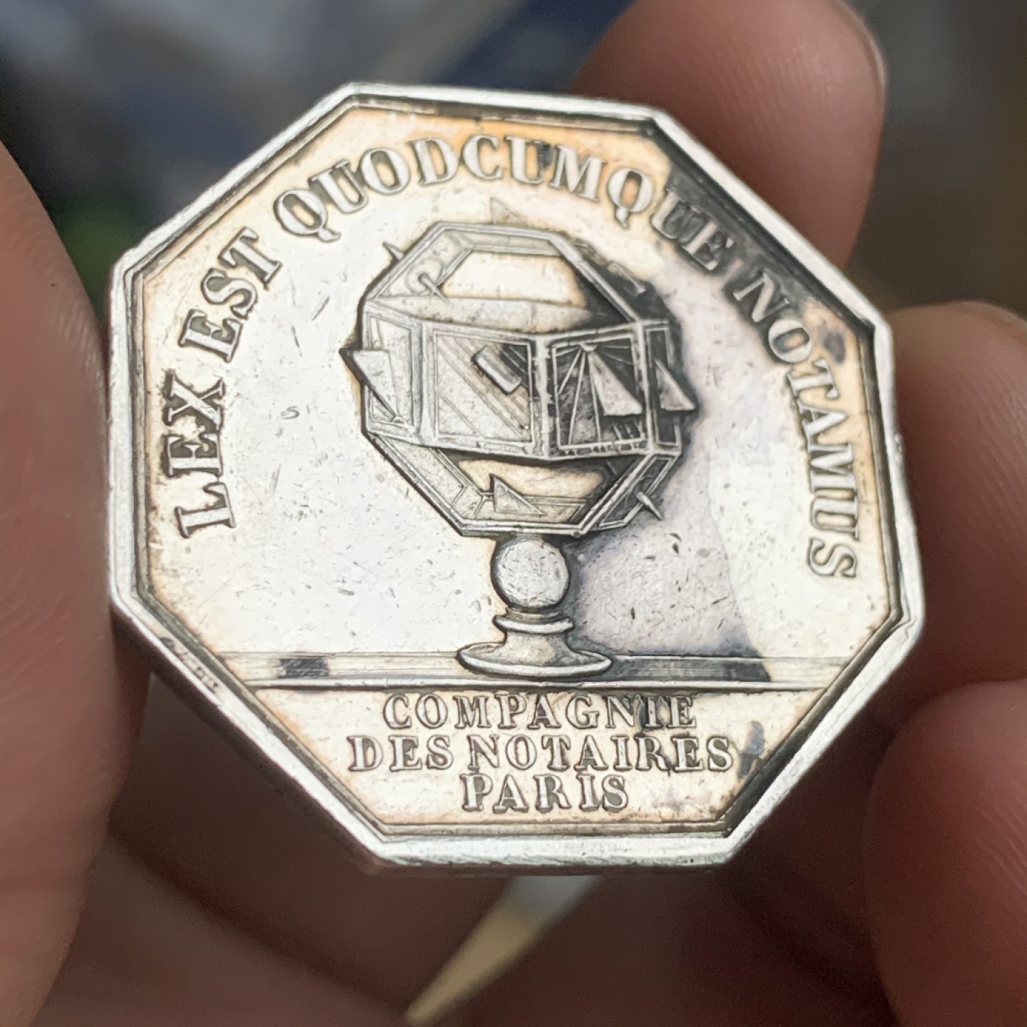 《竞宝斋》第53场（献给最美的劳动者，祝五一快乐！）-本周日，周一2场连拍（全场不限金额包邮） 法国 巴黎 拿三 八角银质代币 19克，对角直径35.2mm 手指铭 银标 1845-1860年 少见品种