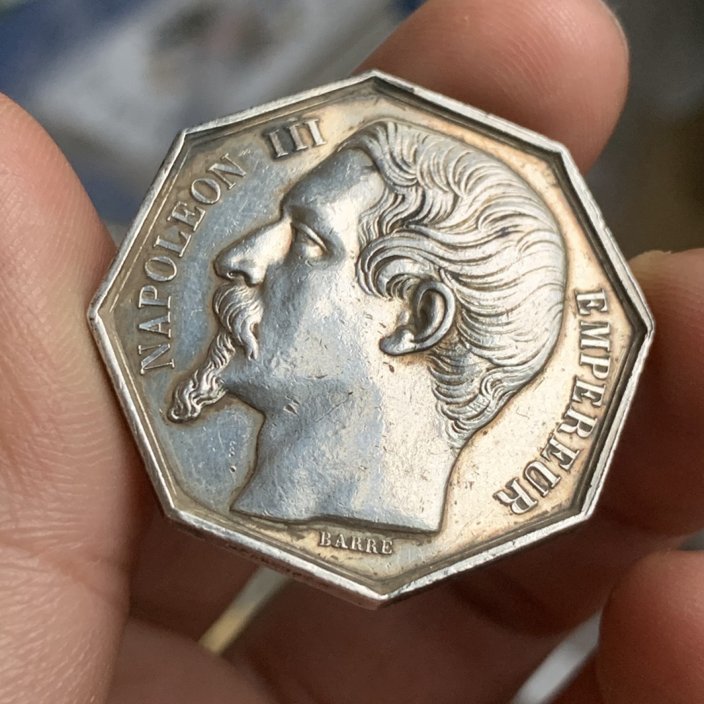 《竞宝斋》第53场（献给最美的劳动者，祝五一快乐！）-本周日，周一2场连拍（全场不限金额包邮） 法国 巴黎 拿三 八角银质代币 19克，对角直径35.2mm 手指铭 银标 1845-1860年 少见品种