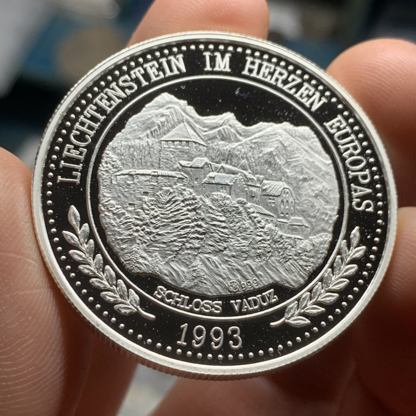 《竞宝斋》第53场（献给最美的劳动者，祝五一快乐！）-本周日，周一2场连拍（全场不限金额包邮） 列支敦士登1993年瓦杜兹城堡纪念20埃居精制大银币   999银，直径38.61mm，重量31.103g