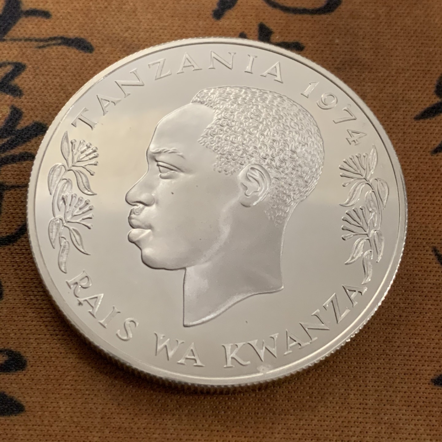 《竞宝斋》第53场（献给最美的劳动者，祝五一快乐！）-本周日，周一2场连拍（全场不限金额包邮） 坦桑尼亚1974年犀牛50先令精制大银币一枚，925银，直径43mm，重量35g。