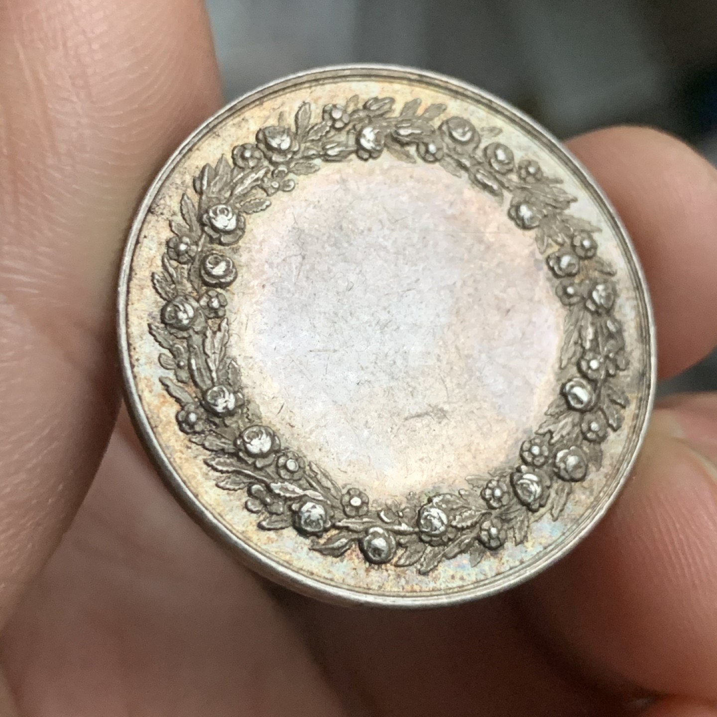 《竞宝斋》第53场（献给最美的劳动者，祝五一快乐！）-本周日，周一2场连拍（全场不限金额包邮） 法国 1860-1879年 银质婚章 11克 30.5mm直径 蜜蜂边铭银标 神龛上的圣母抱婴都非常的清晰