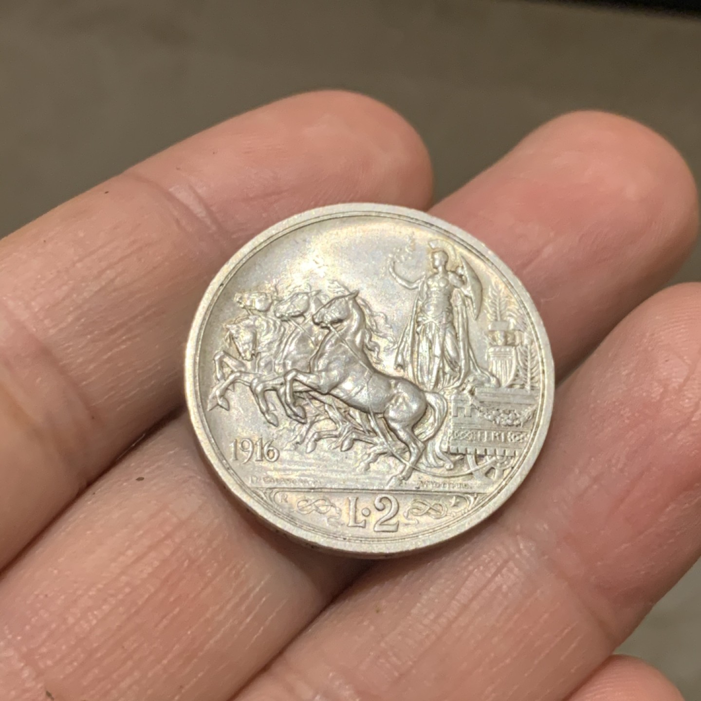 《竞宝斋》第53场（献给最美的劳动者，祝五一快乐！）-本周日，周一2场连拍（全场不限金额包邮） 意大利 1916年 马车 2里拉 银币 热门品种 细节非常的好 发须清晰