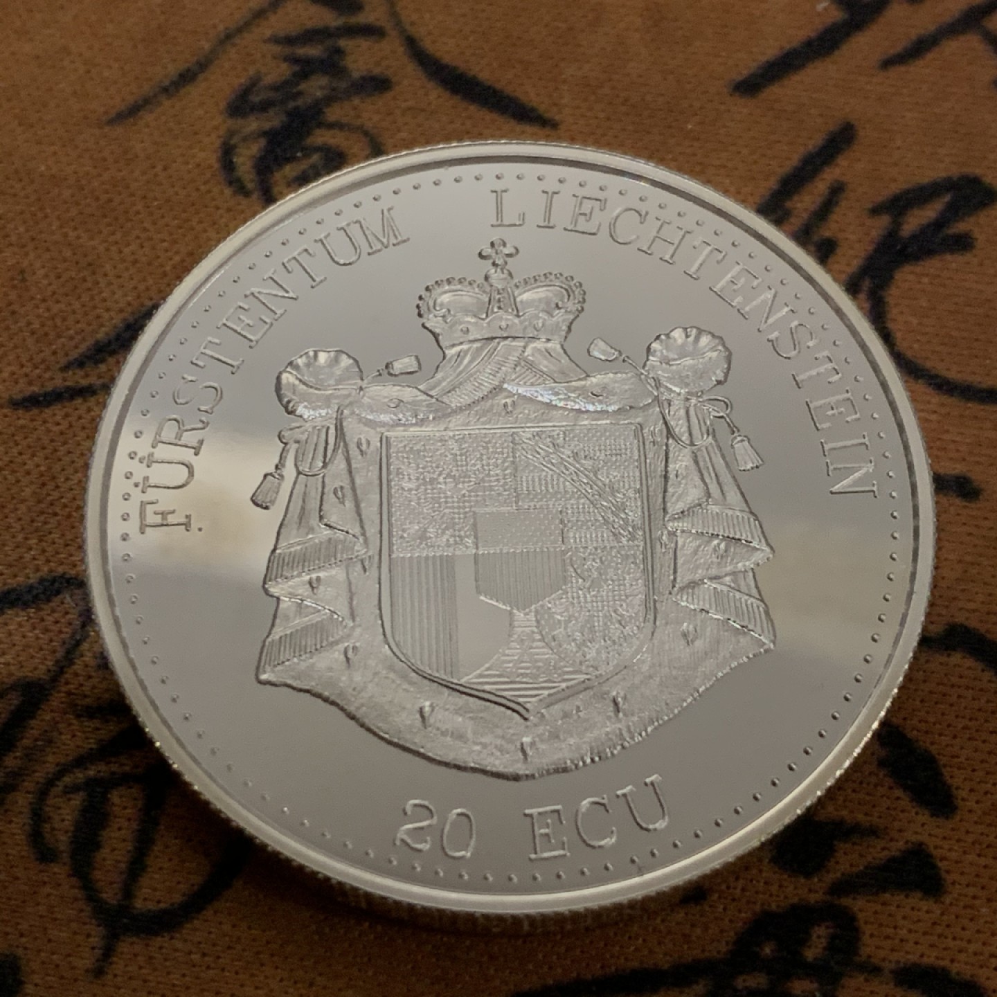 《竞宝斋》第53场（献给最美的劳动者，祝五一快乐！）-本周日，周一2场连拍（全场不限金额包邮） 列支敦士登1993年瓦杜兹城堡纪念20埃居精制大银币   999银，直径38.61mm，重量31.103g