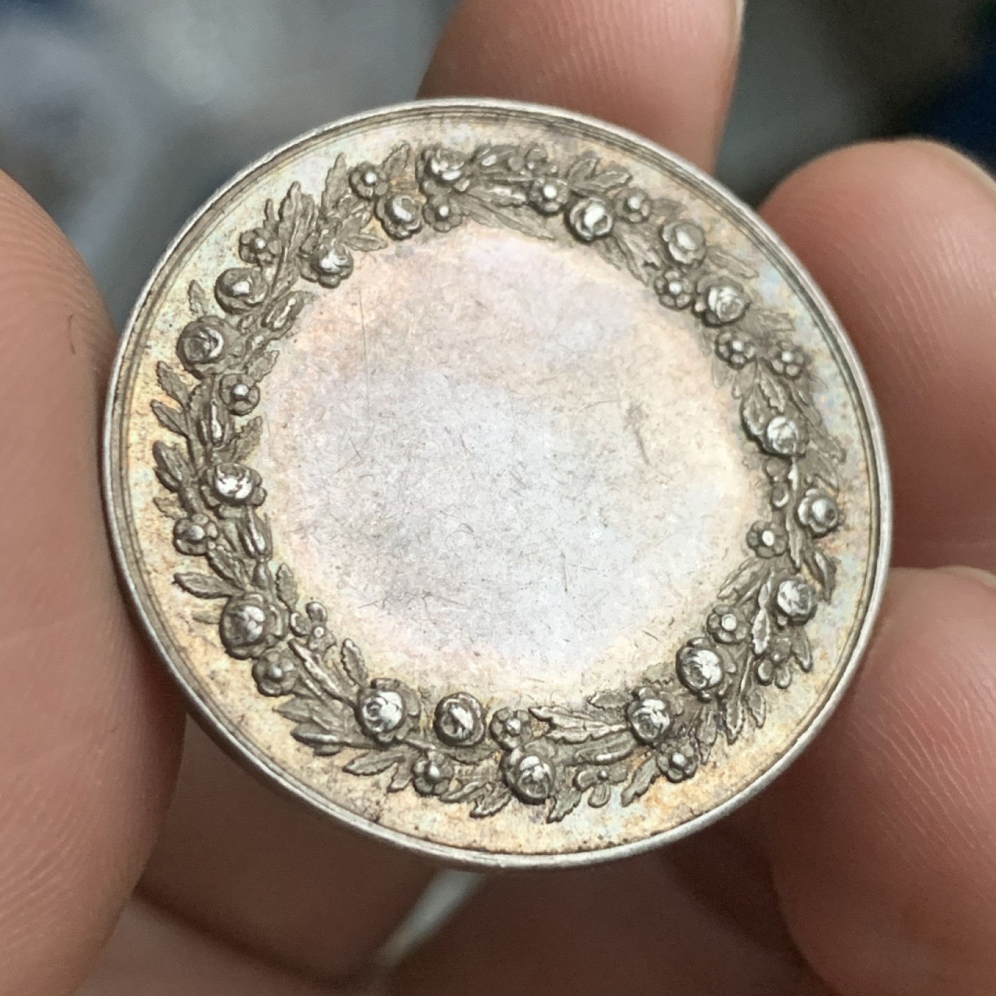 《竞宝斋》第53场（献给最美的劳动者，祝五一快乐！）-本周日，周一2场连拍（全场不限金额包邮） 法国 1860-1879年 银质婚章 11克 30.5mm直径 蜜蜂边铭银标 神龛上的圣母抱婴都非常的清晰