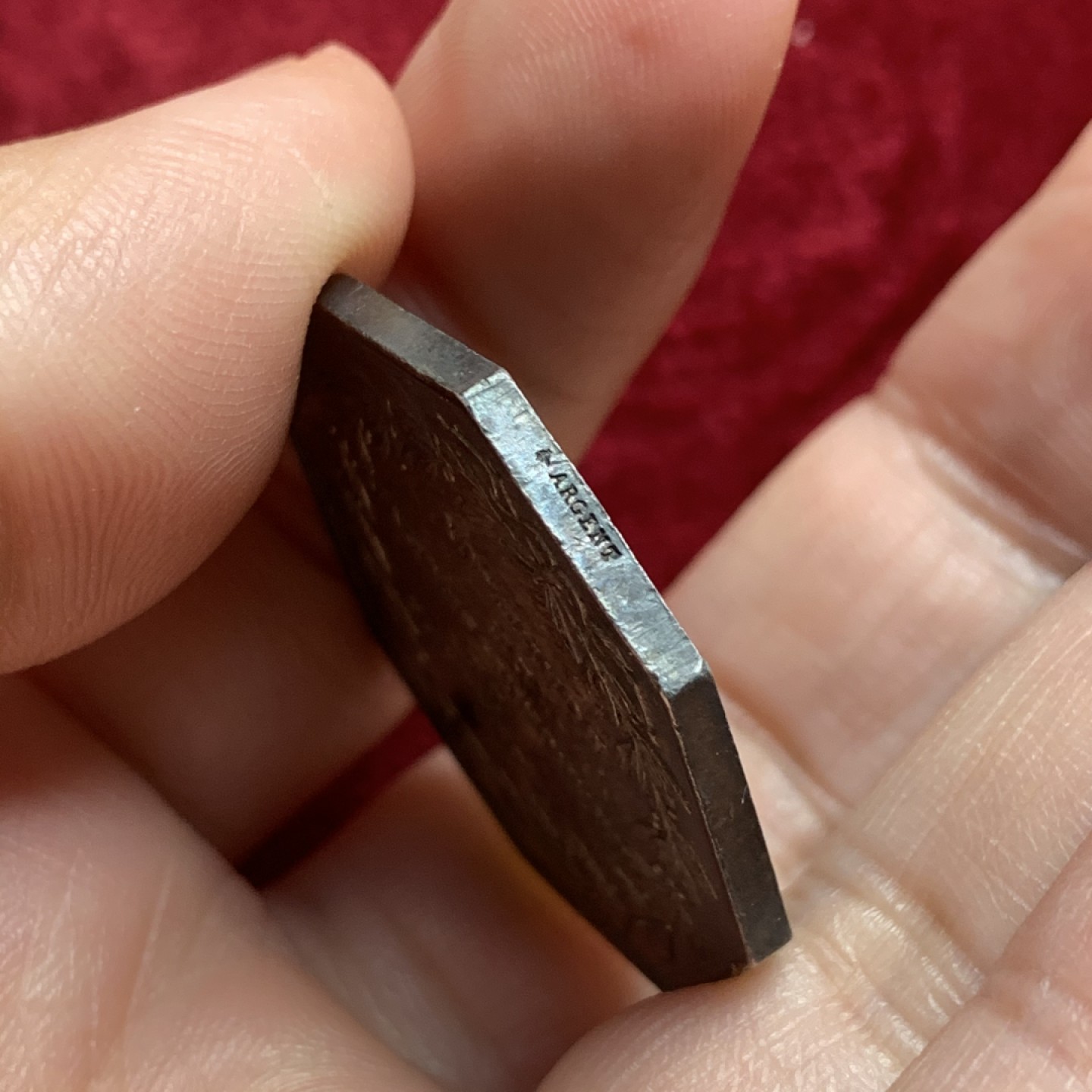 《竞宝斋》第54场-本周日，周一2场连拍（全场不限金额包邮） 法国八角银代币  原味包浆 早期蜜蜂铭 33.5毫米17.7克