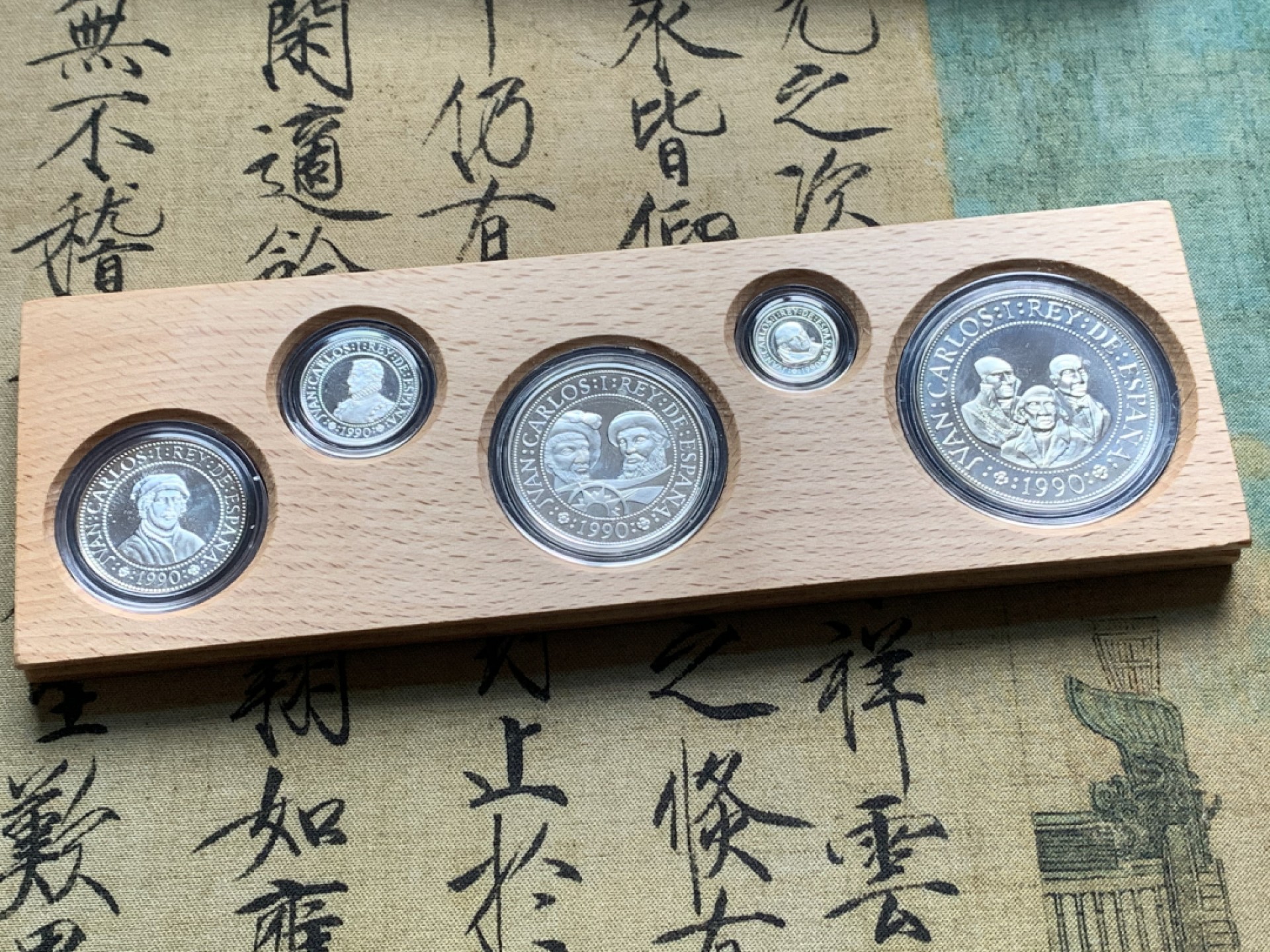 《竞宝斋》第54场-本周日，周一2场连拍（全场不限金额包邮） 原木盒证书 西班牙 1990年 五百周年纪念 5枚套装 精制银币