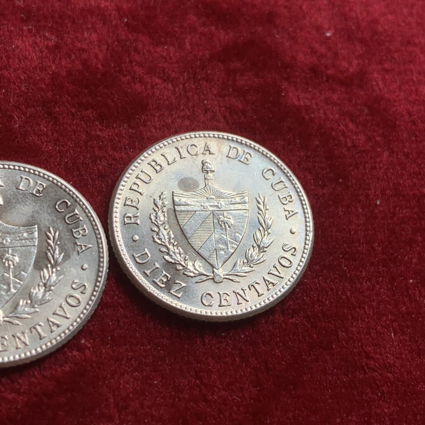 《竞宝斋》第54场-本周日，周一2场连拍（全场不限金额包邮） 古巴1949年大五星版10分原光银币二枚 好品难得