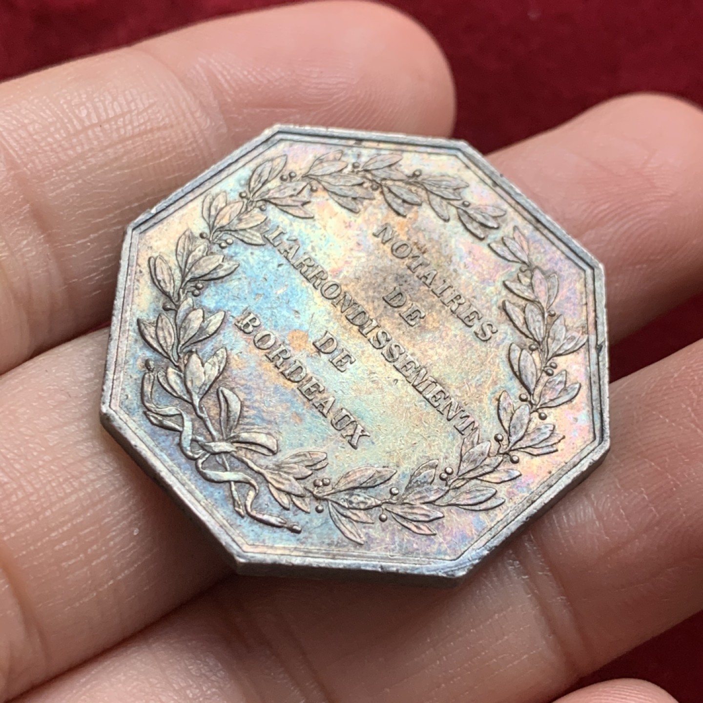 《竞宝斋》第54场-本周日，周一2场连拍（全场不限金额包邮） 法国八角银代币  原味包浆 早期蜜蜂铭 33.5毫米17.7克