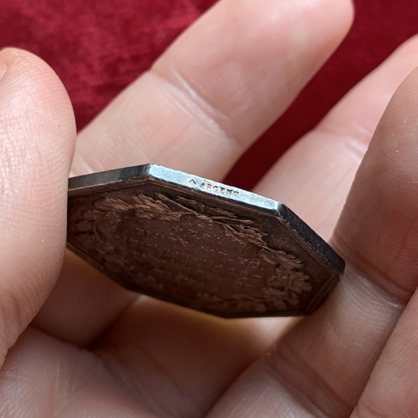 《竞宝斋》第54场-本周日，周一2场连拍（全场不限金额包邮） 法国1824年八角银代币 原味包浆 早期蜜蜂铭 32毫米 14.5克