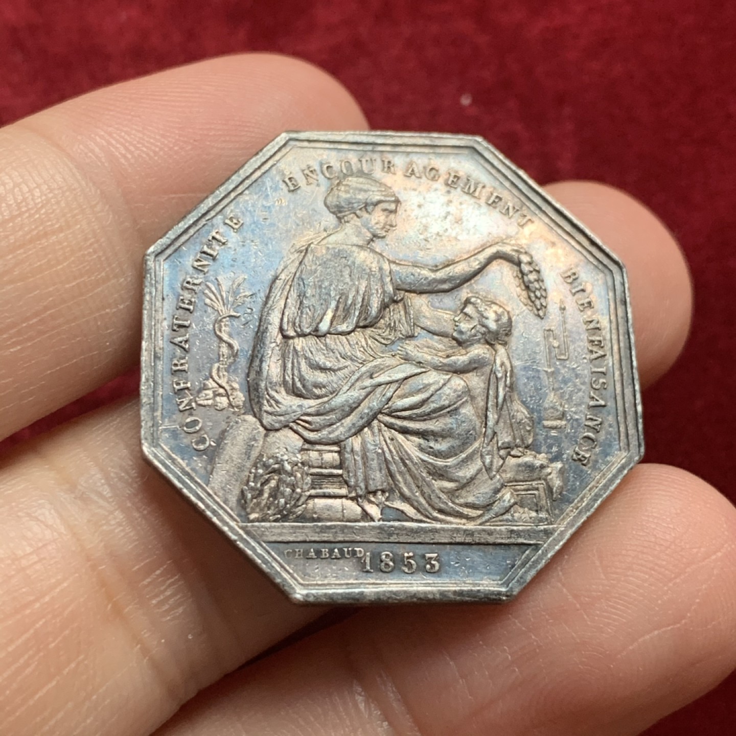 《竞宝斋》第54场-本周日，周一2场连拍（全场不限金额包邮） 法国1824年八角银代币 原味包浆 早期蜜蜂铭 32毫米 14.5克