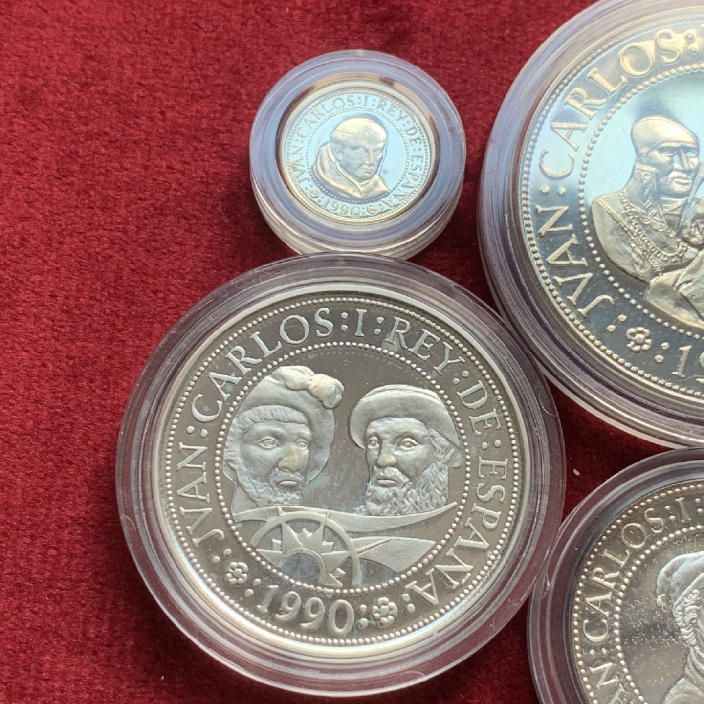 《竞宝斋》第54场-本周日，周一2场连拍（全场不限金额包邮） 原木盒证书 西班牙 1990年 五百周年纪念 5枚套装 精制银币