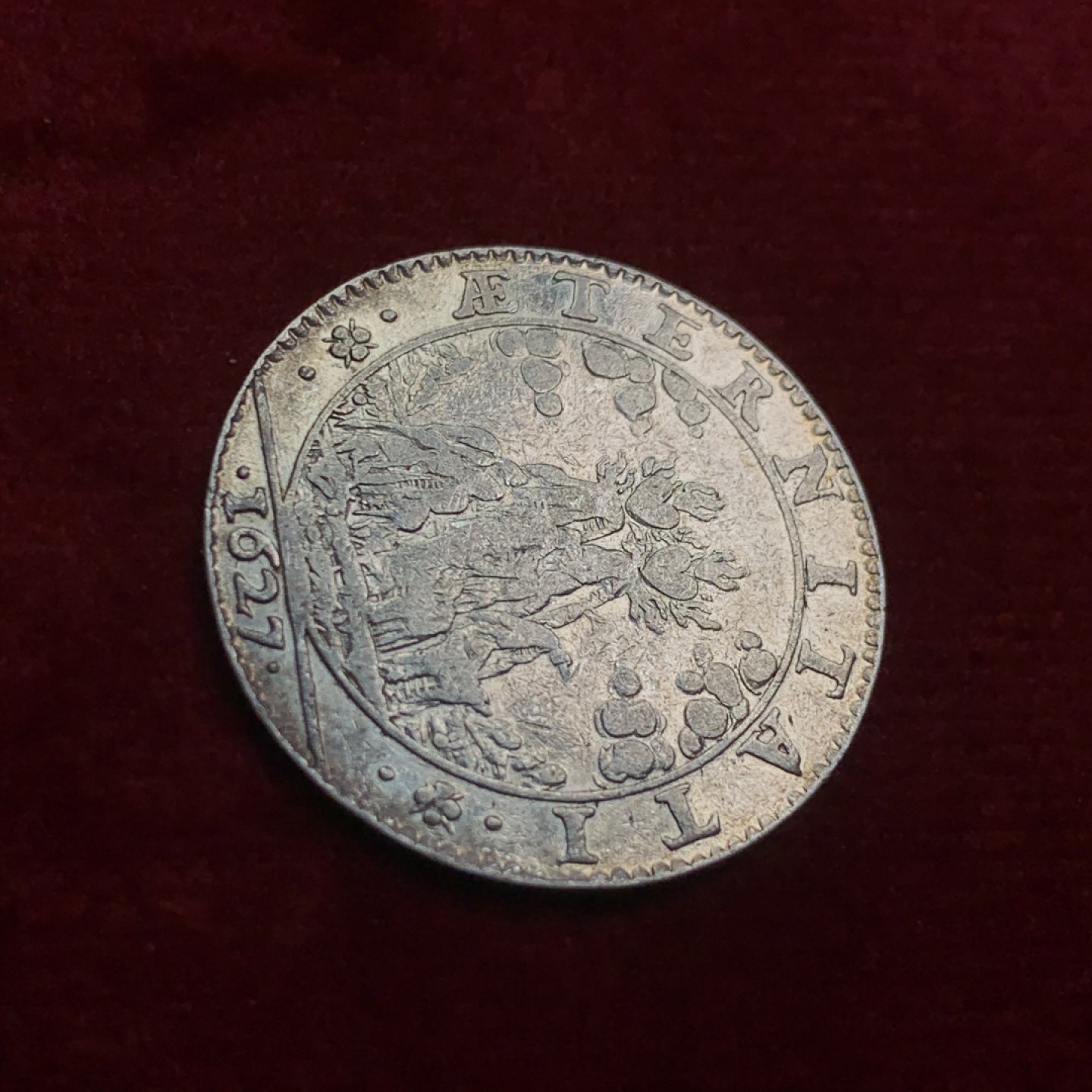 《竞宝斋》第54场-本周日，周一2场连拍（全场不限金额包邮） 法国1627年圆形银代币 非常少见路易十三时期代币 27毫米 5.7克
