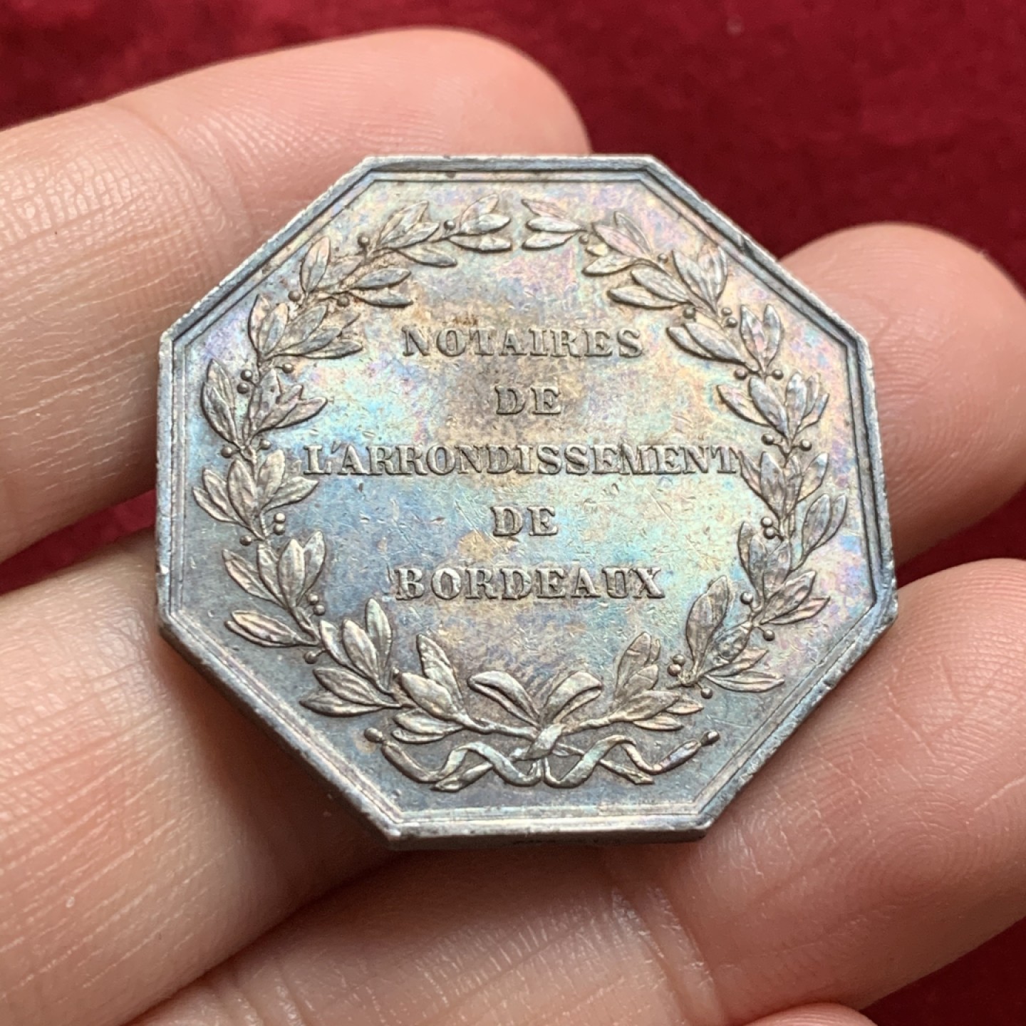 《竞宝斋》第54场-本周日，周一2场连拍（全场不限金额包邮） 法国八角银代币  原味包浆 早期蜜蜂铭 33.5毫米17.7克