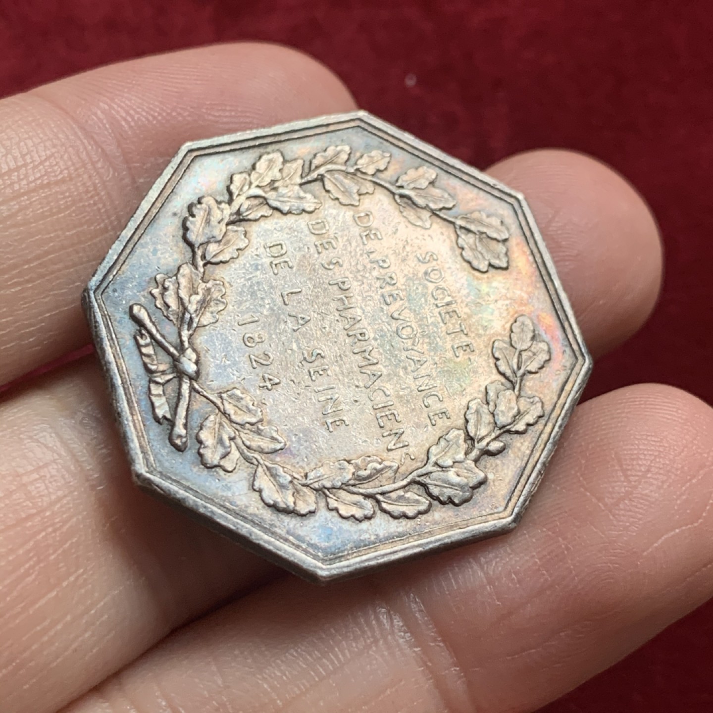 《竞宝斋》第54场-本周日，周一2场连拍（全场不限金额包邮） 法国1824年八角银代币 原味包浆 早期蜜蜂铭 32毫米 14.5克