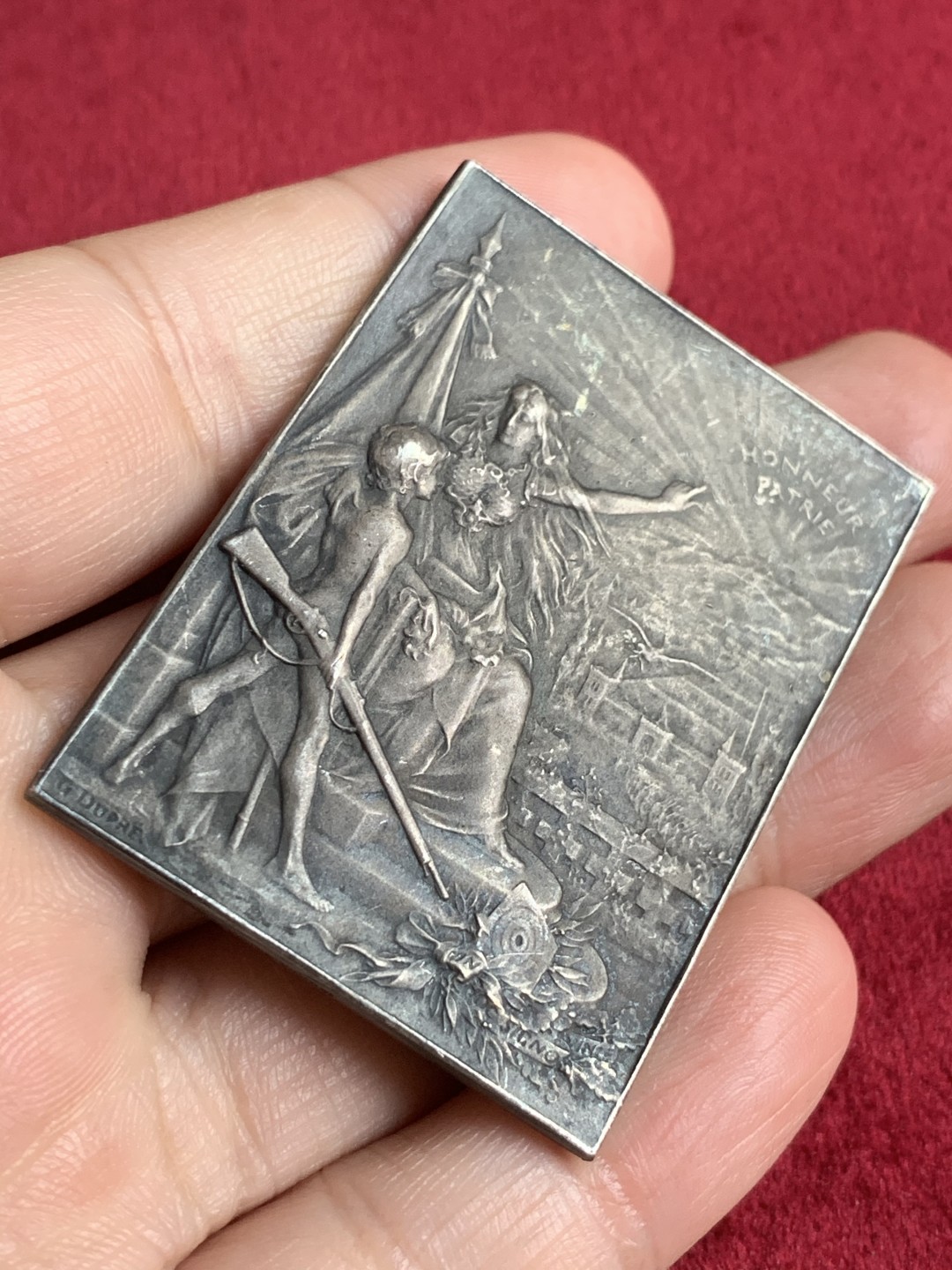 《竞宝斋》第54场-本周日，周一2场连拍（全场不限金额包邮） 20世纪法国国土安全部镀银铜章。 品相：SUP+。 直径/尺寸：51 x 48 mm - 重量：40.8 g