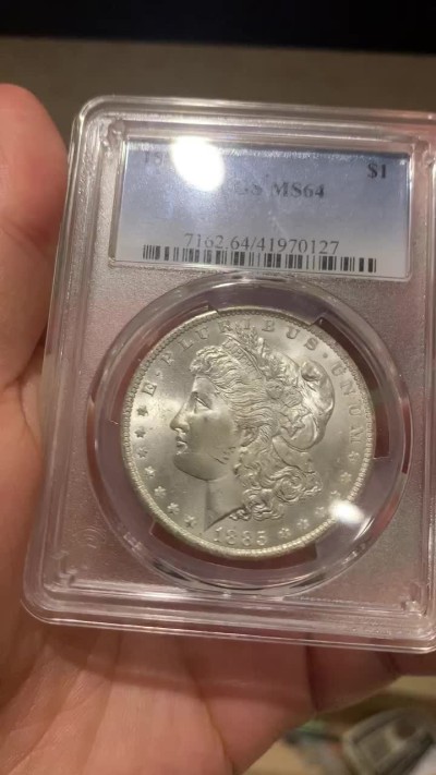 《竞宝斋》第54场-本周日，周一2场连拍（全场不限金额包邮） PCGS-MS64 美国 1885年O版 1美元 摩根银币，白花花BU出厂品相，银行原袋评级，丝滑
